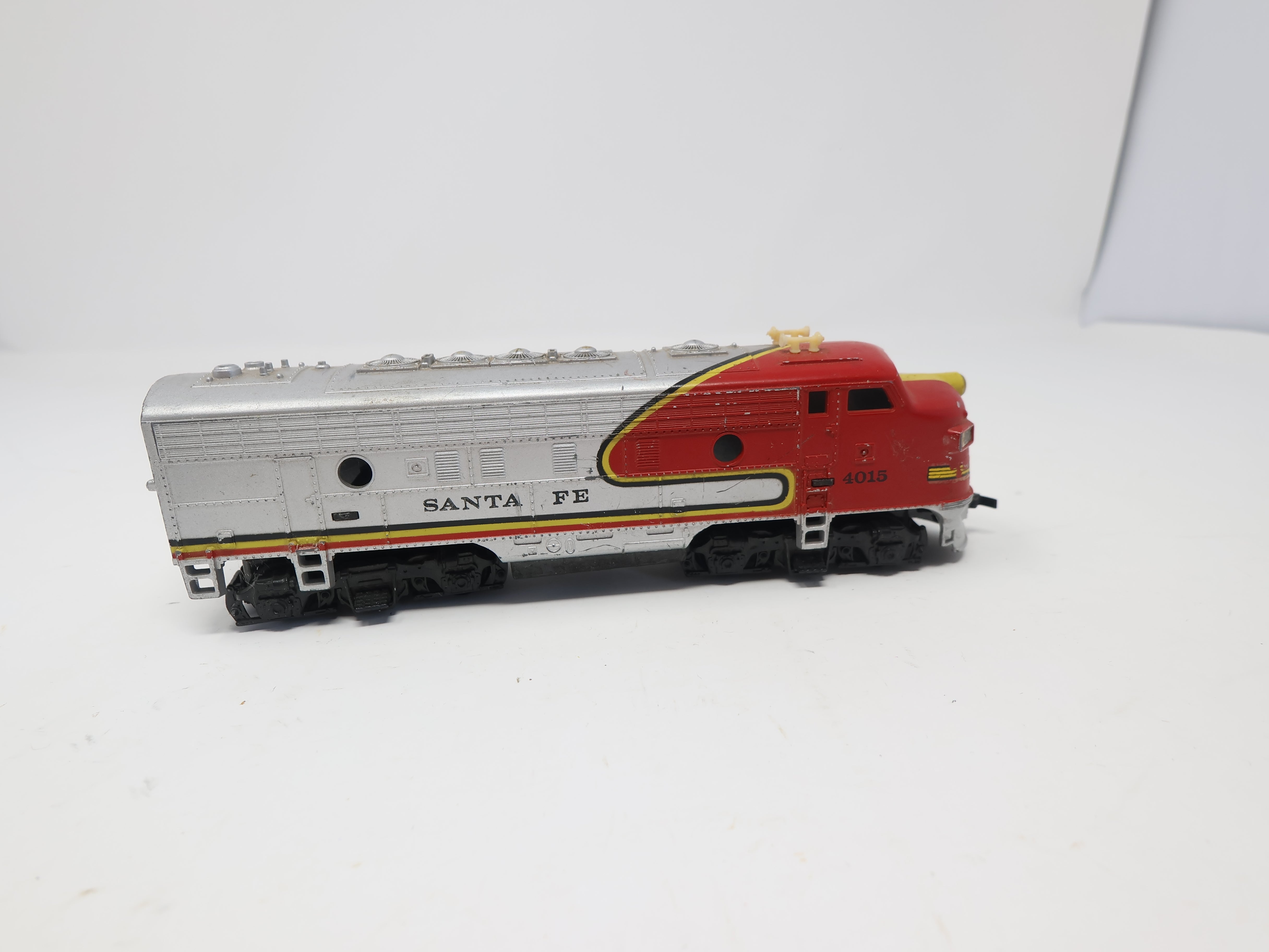 USED Tyco HO Scale, F7A Diesel Locomotive, Santa Fe #4015, Non-Powered