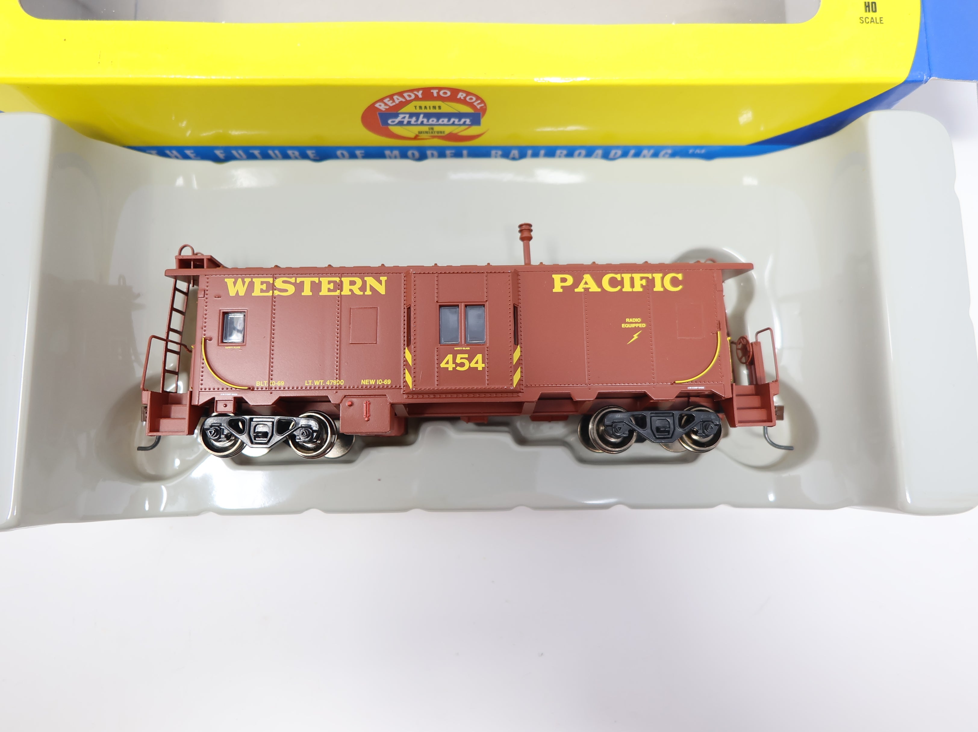 Athearn 74756 HO Scale Bay Window Caboose Western Pacific #454