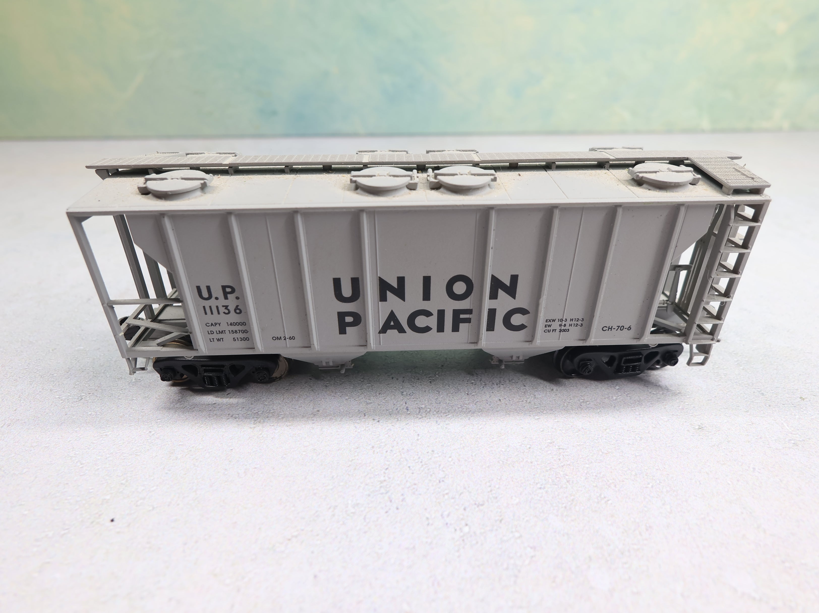 USED Atlas HO Scale 2 Bay Covered Hopper Union Pacific UP #11136