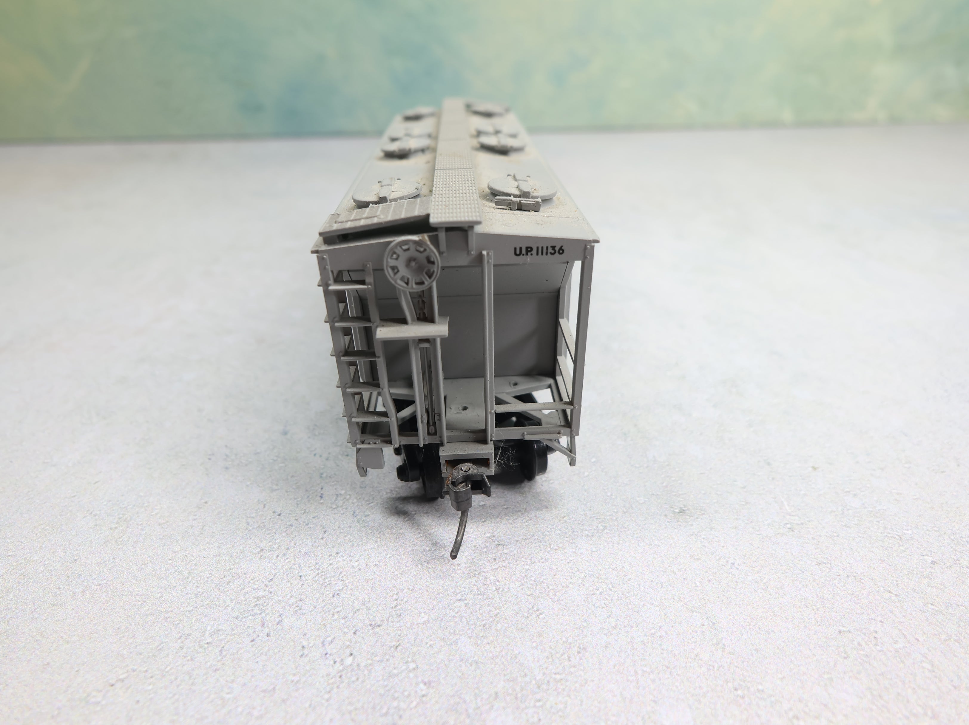 USED Atlas HO Scale 2 Bay Covered Hopper Union Pacific UP #11136