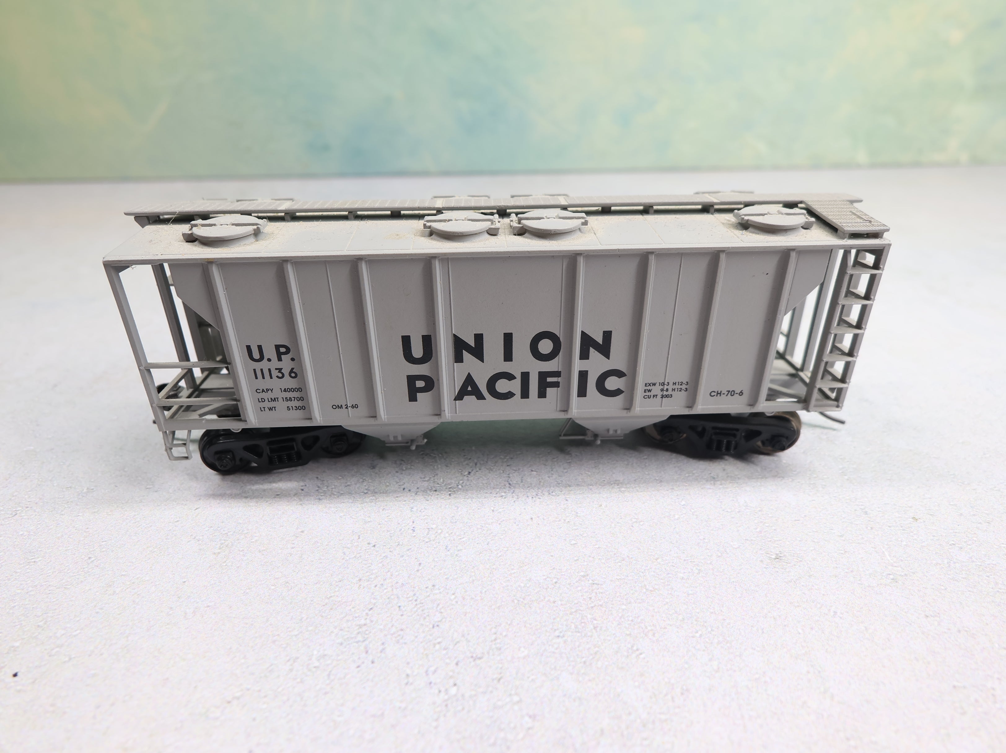 USED Atlas HO Scale 2 Bay Covered Hopper Union Pacific UP #11136