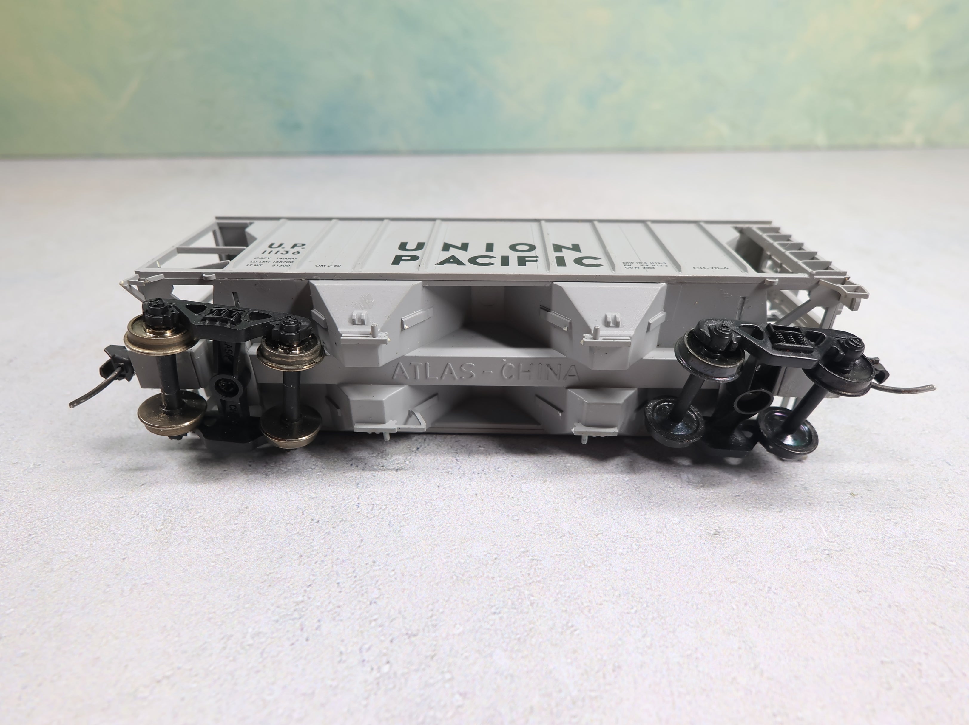 USED Atlas HO Scale 2 Bay Covered Hopper Union Pacific UP #11136