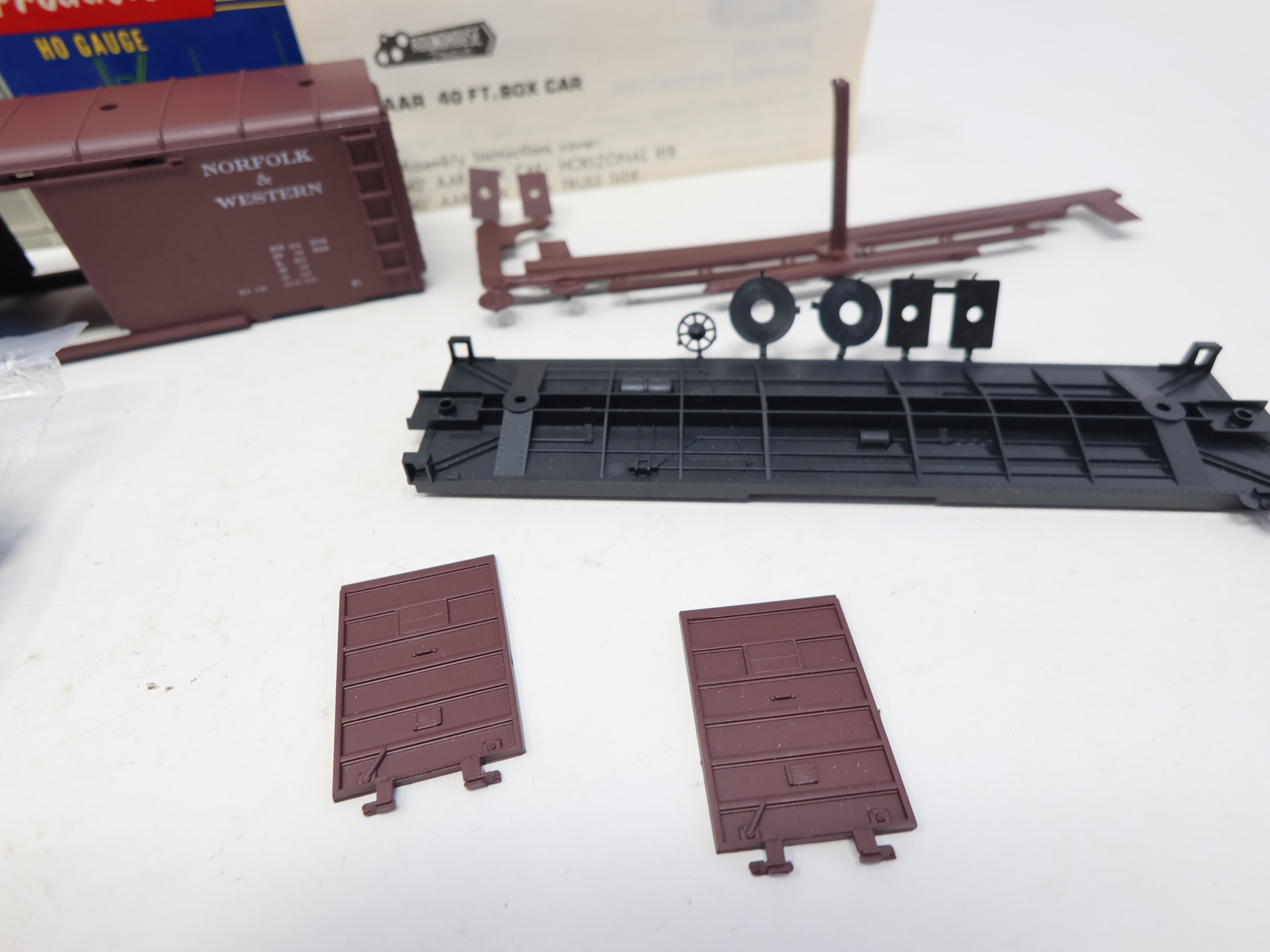 USED Roundhouse 1033 HO Scale, 40' Box Car, Norfolk & Western NW #47299 (KIT)