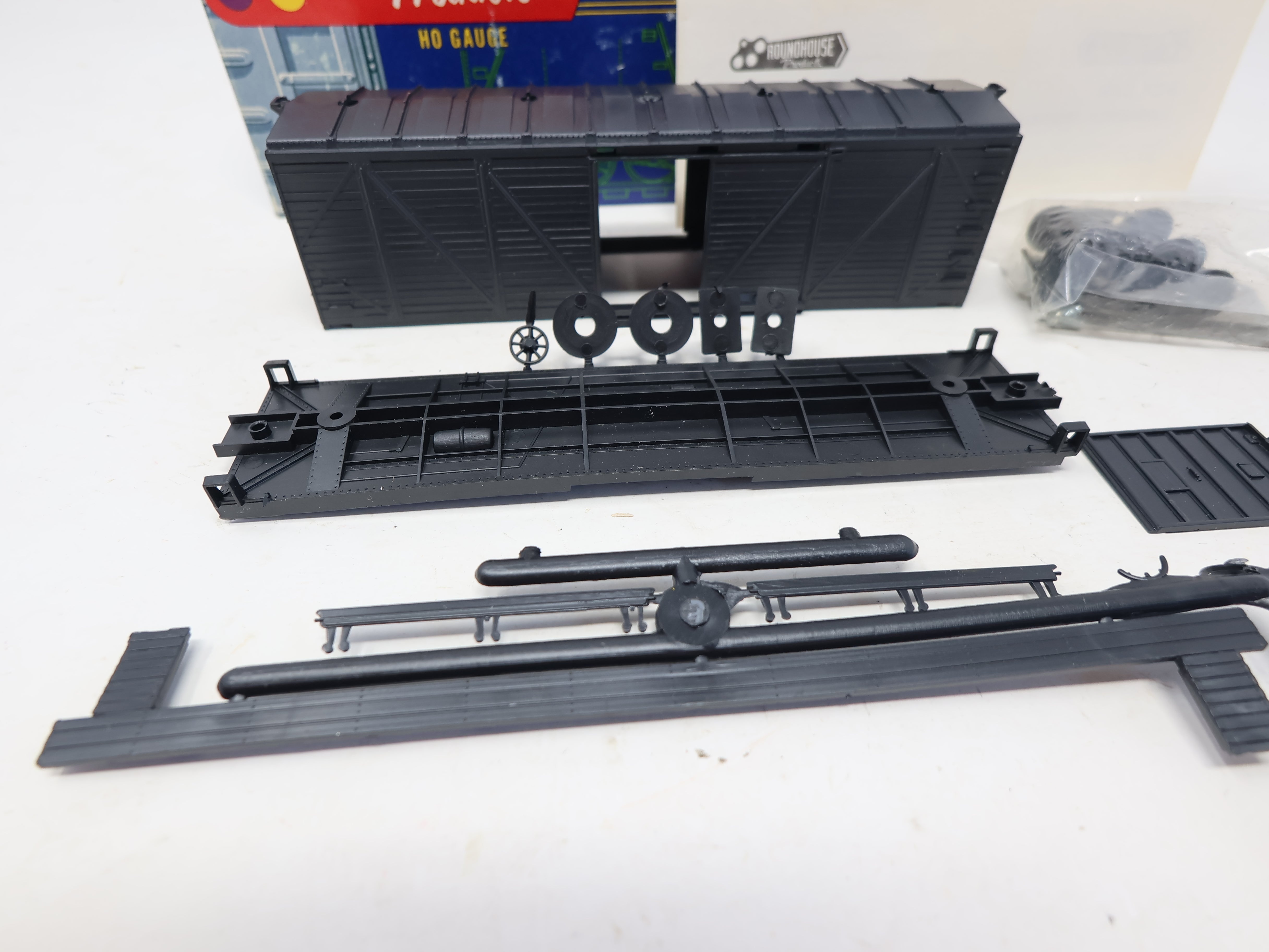 USED Roundhouse 1030 HO Scale, 40' Box Car, Undecorated Black (KIT)