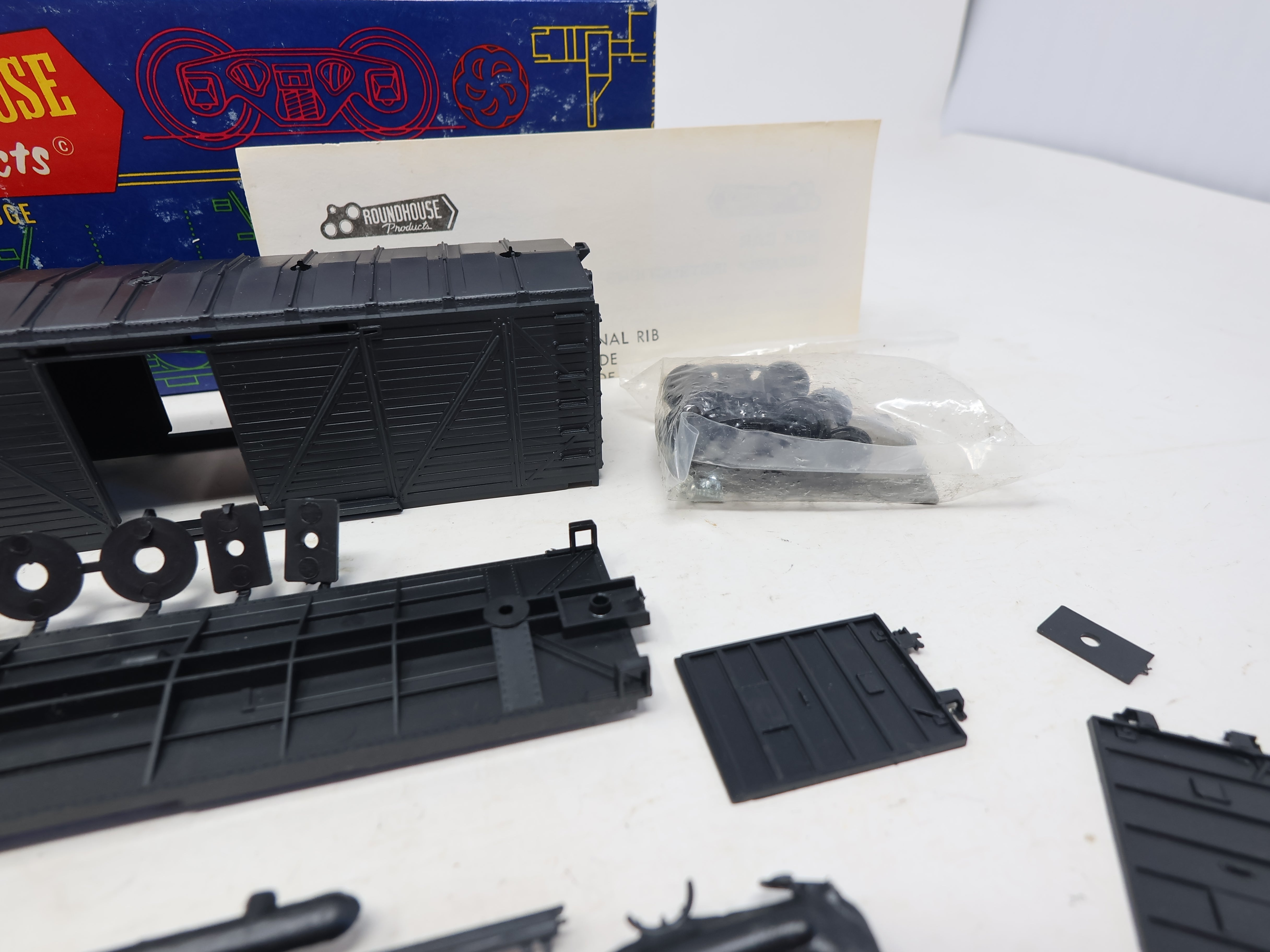 USED Roundhouse 1030 HO Scale, 40' Box Car, Undecorated Black (KIT)