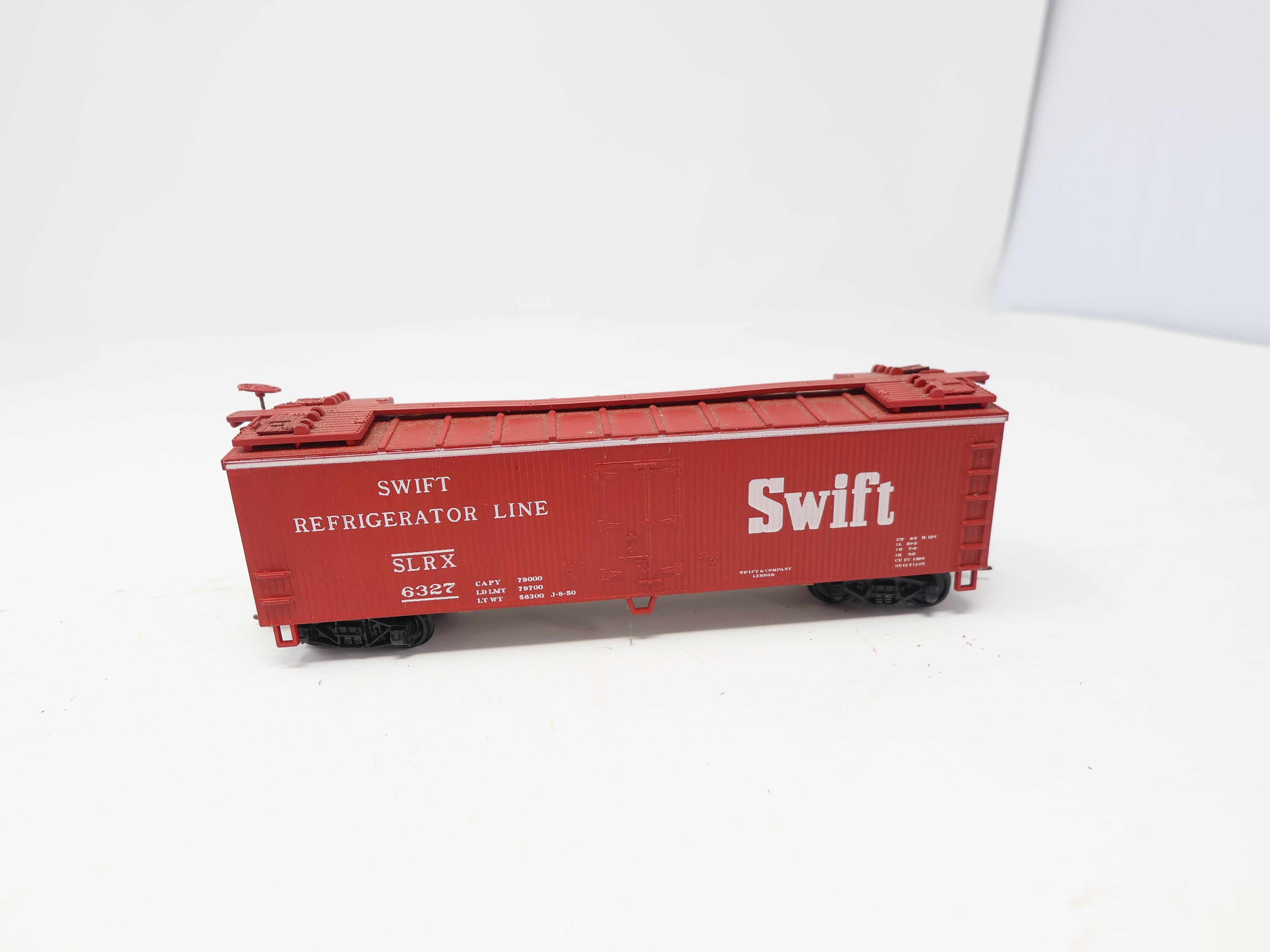 USED Walthers HO Scale, 40' Wooden Box Car, Swift Refrigerator Line SRLX #6327