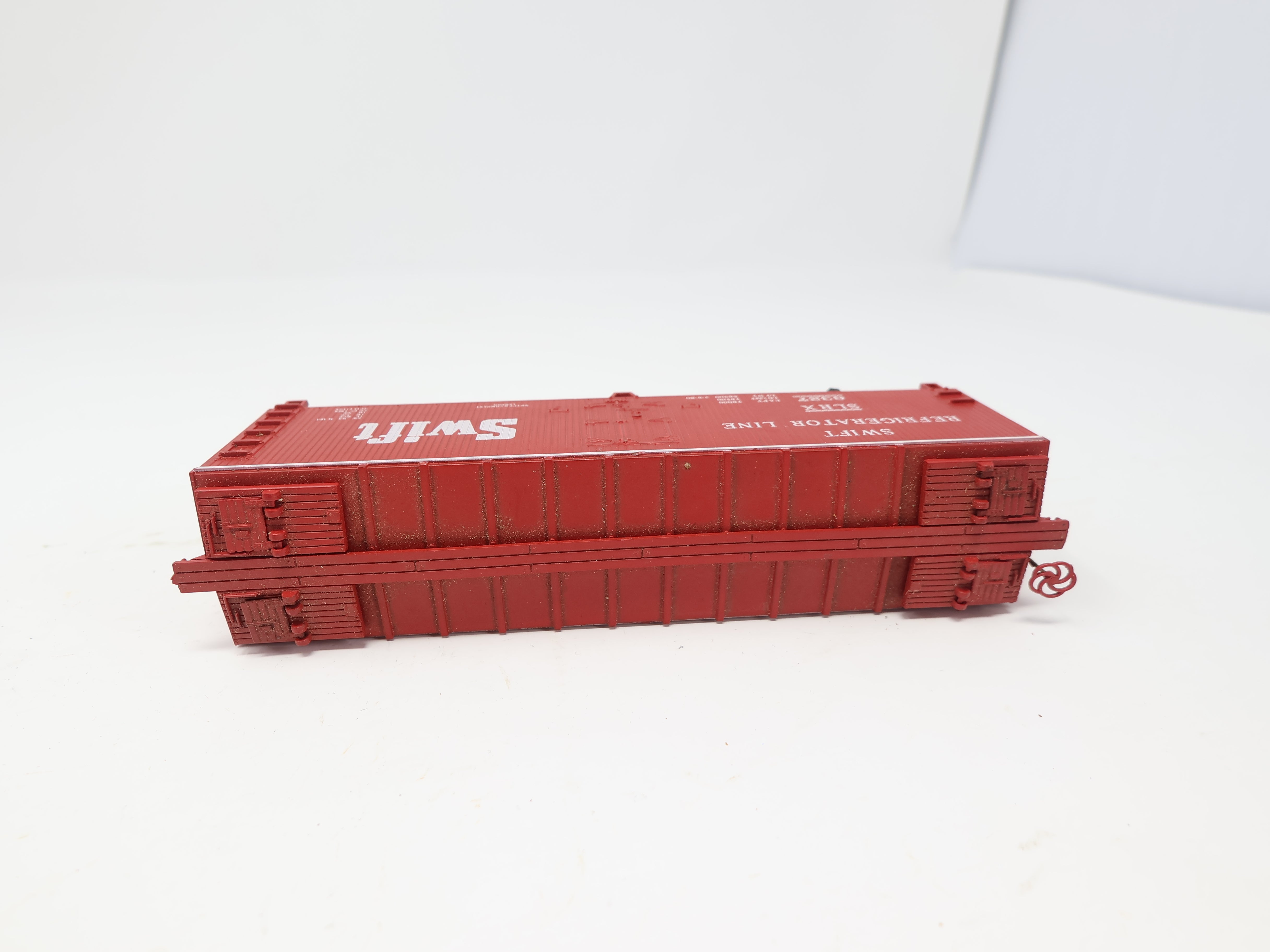 USED Walthers HO Scale, 40' Wooden Box Car, Swift Refrigerator Line SRLX #6327