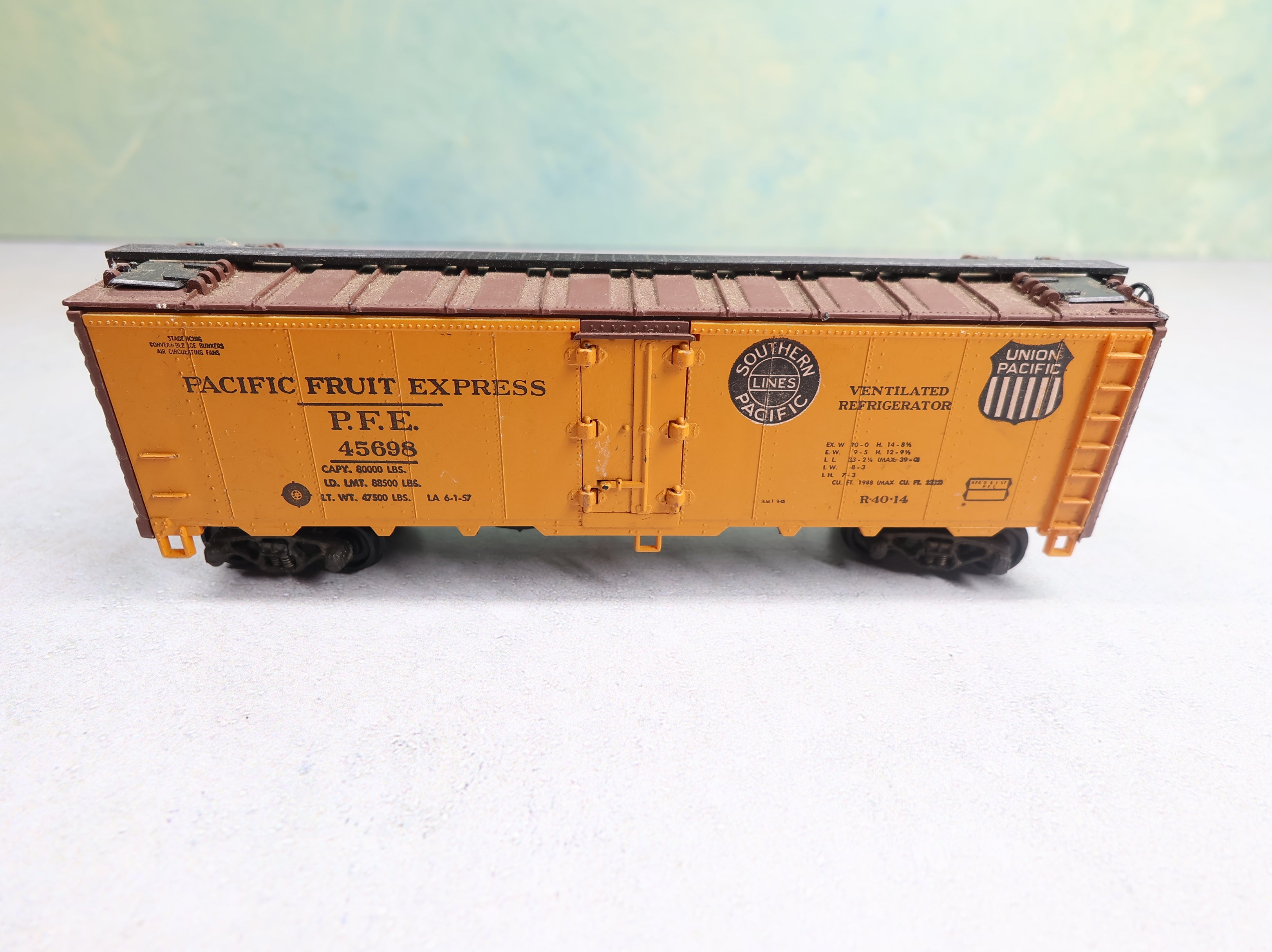 USED Athearn HO Scale 40' Reefer Box Car Pacific Fruit Express PFE #45698