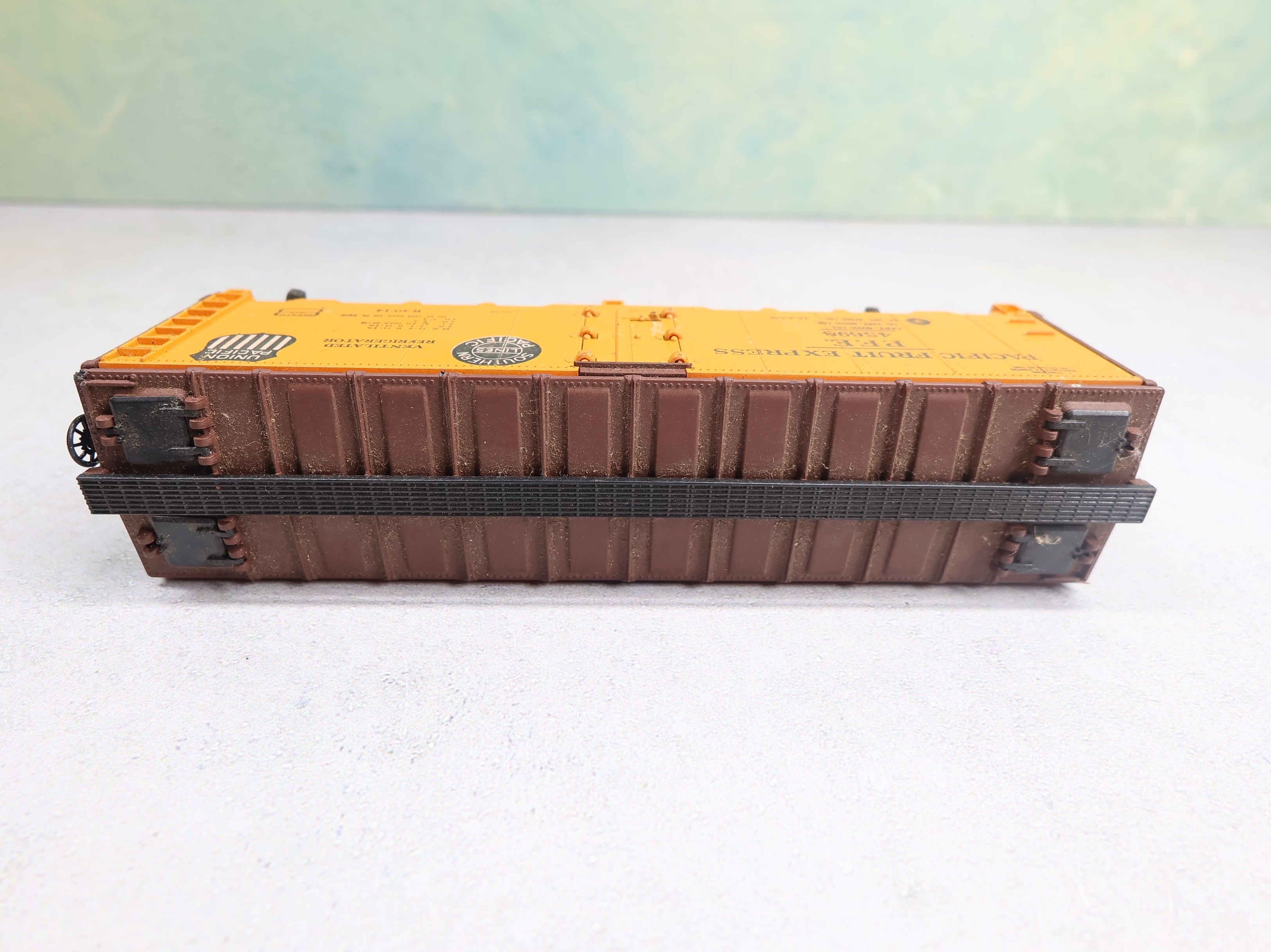 USED Athearn HO Scale 40' Reefer Box Car Pacific Fruit Express PFE #45698