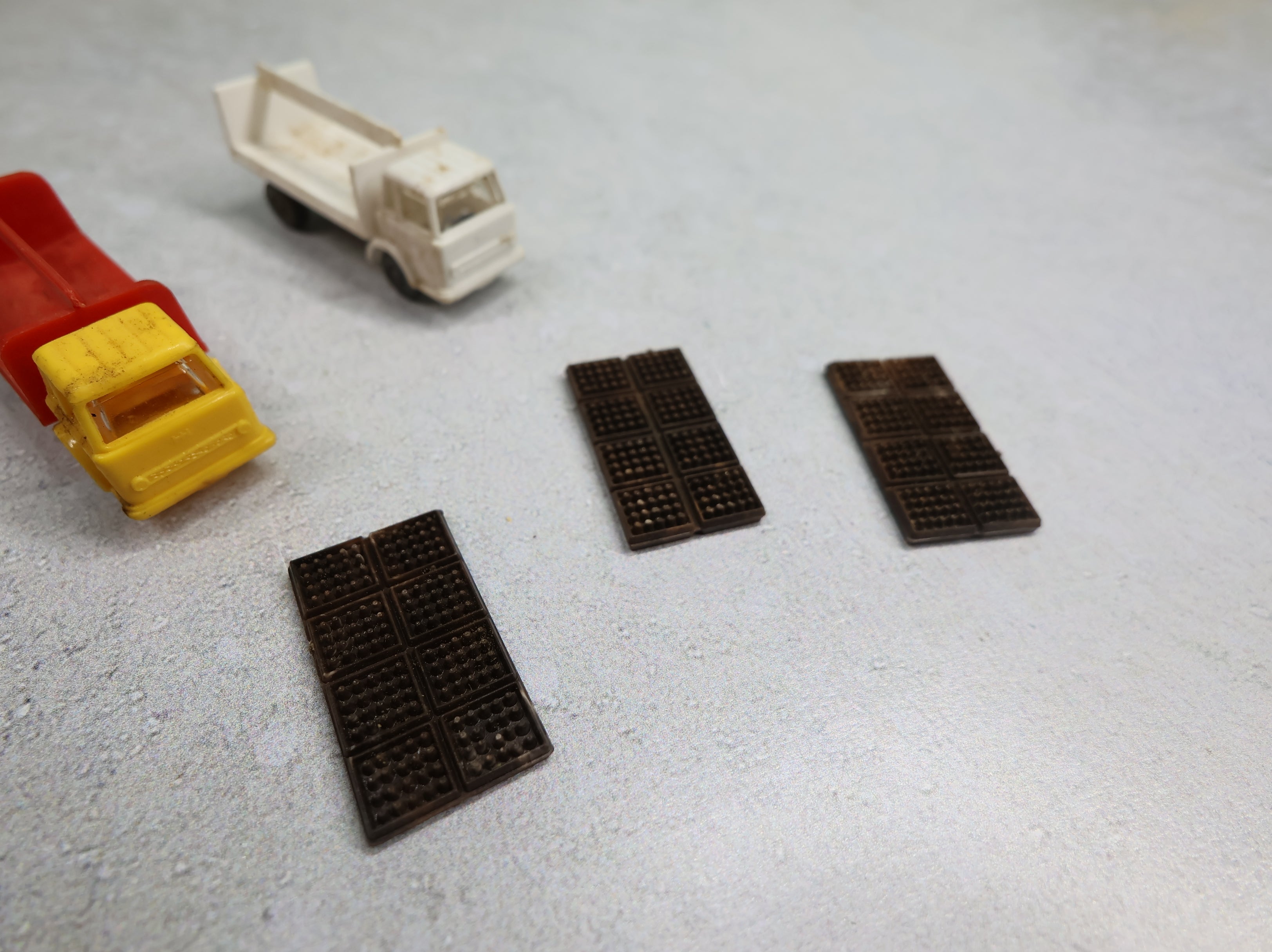 USED RMM N Scale Coca Cola Bottle Truck & White Bottle Truck w/ Bottle Loads (5 pcs)
