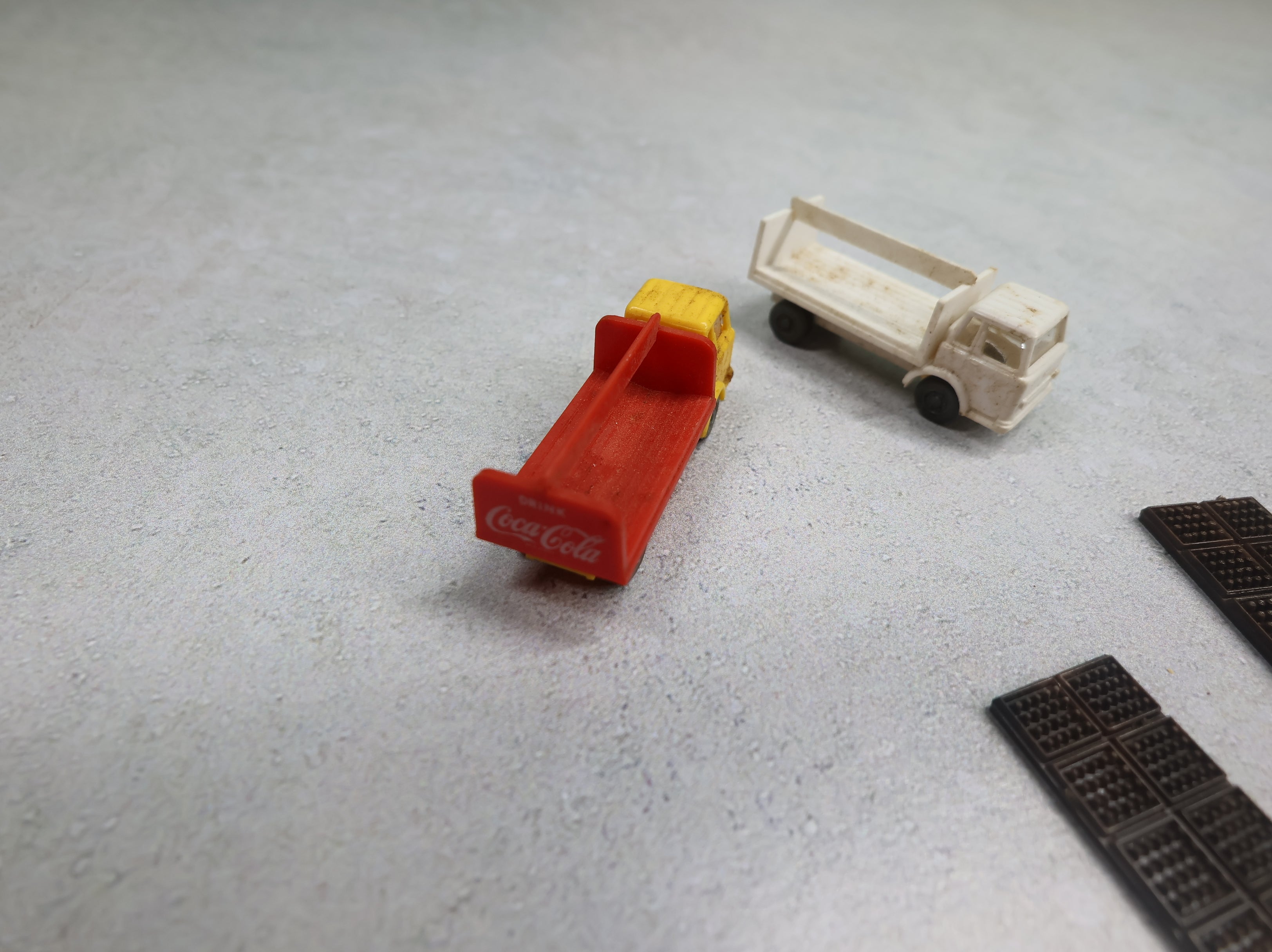 USED RMM N Scale Coca Cola Bottle Truck & White Bottle Truck w/ Bottle Loads (5 pcs)