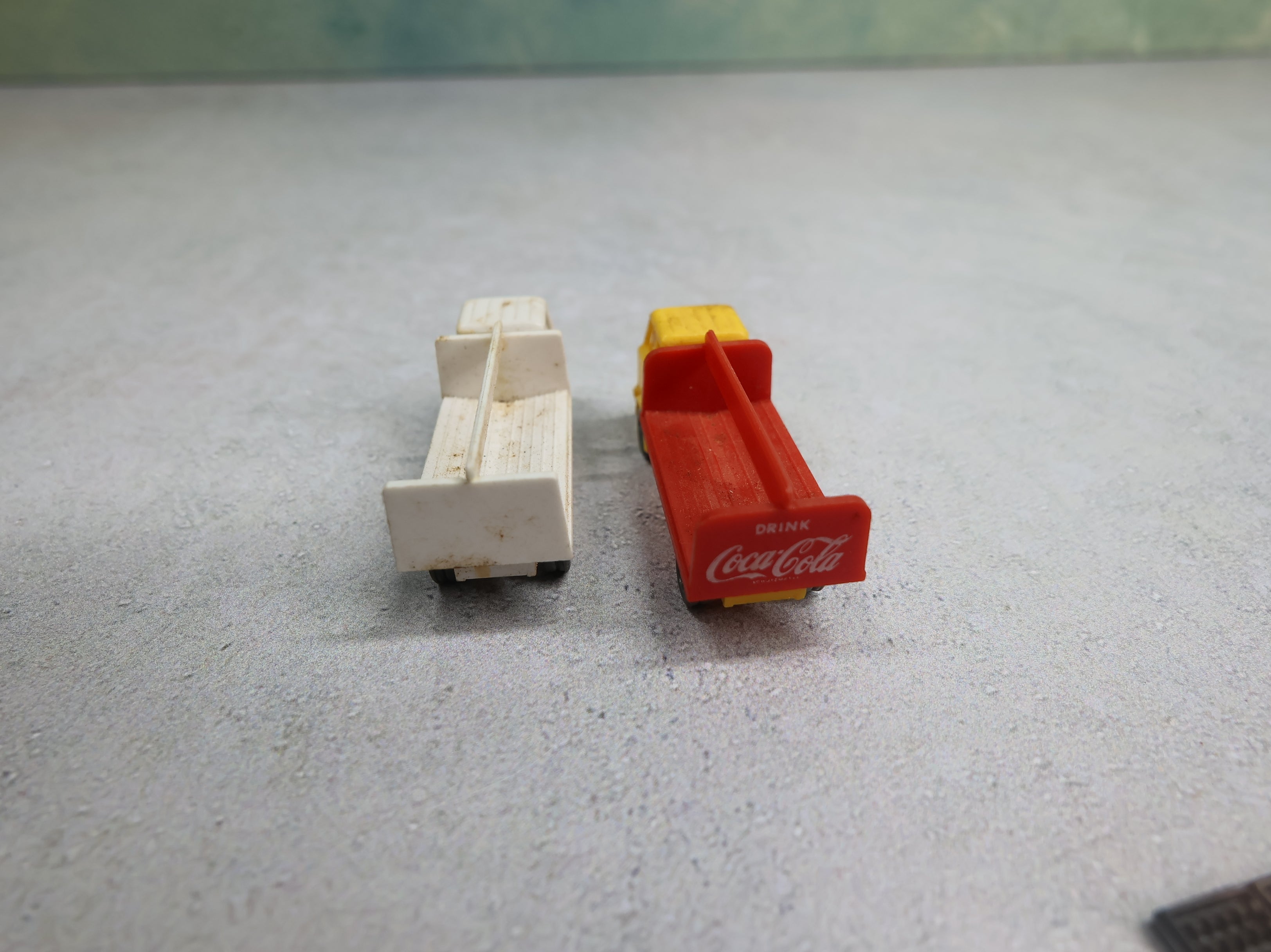 USED RMM N Scale Coca Cola Bottle Truck & White Bottle Truck w/ Bottle Loads (5 pcs)
