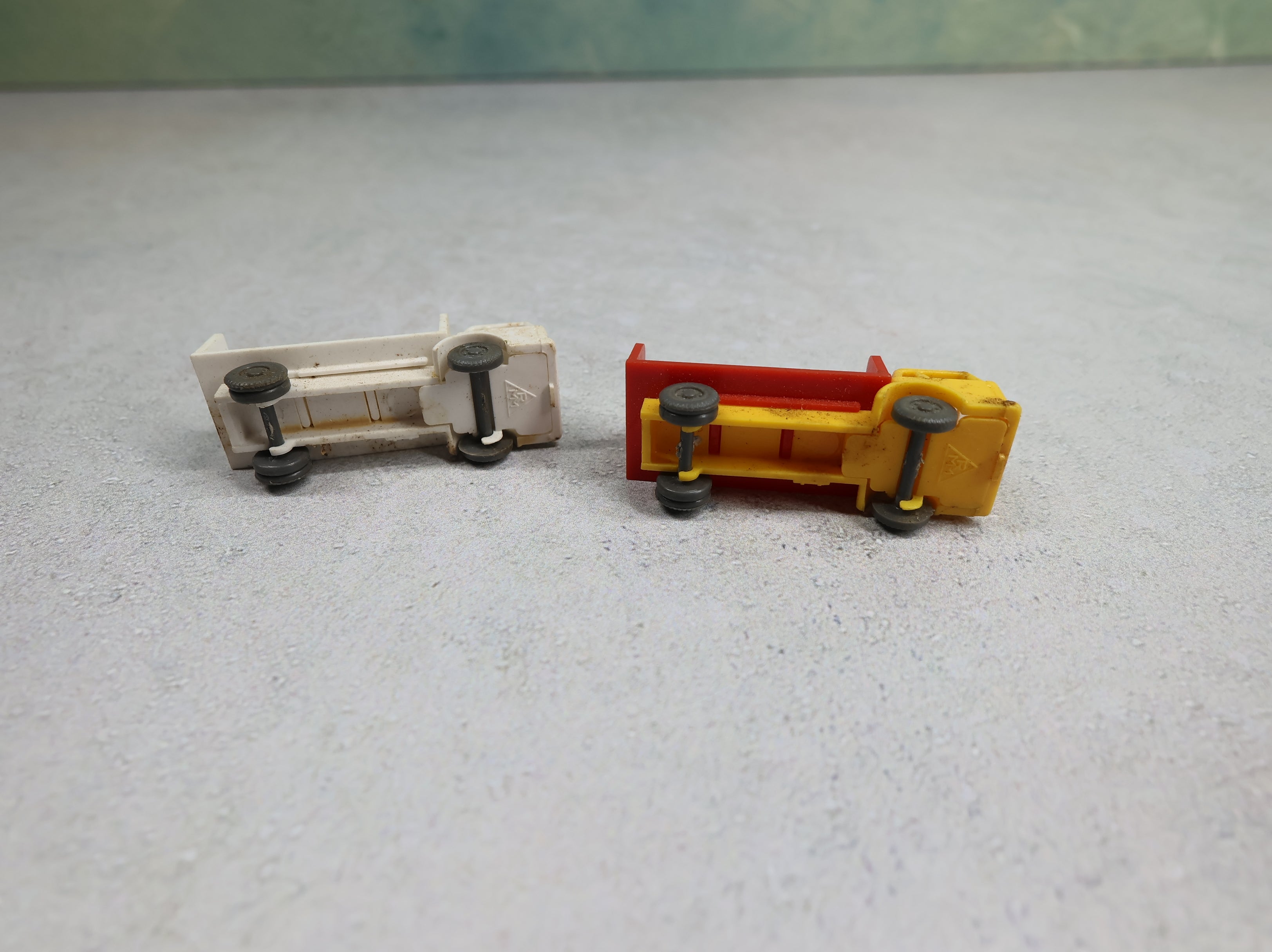 USED RMM N Scale Coca Cola Bottle Truck & White Bottle Truck w/ Bottle Loads (5 pcs)