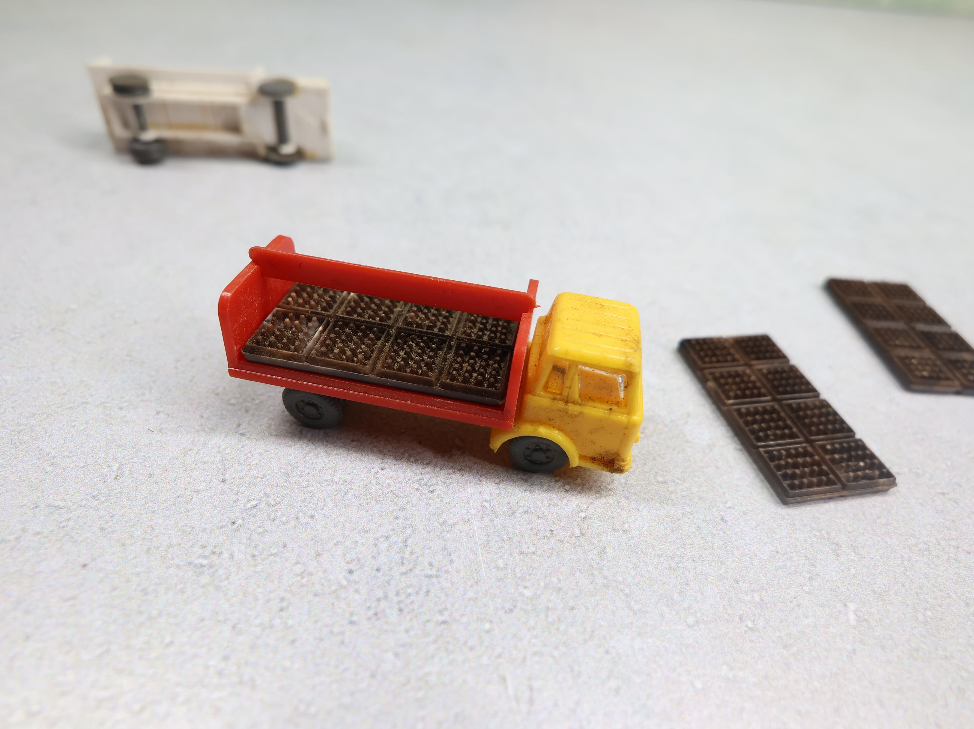 USED RMM N Scale Coca Cola Bottle Truck & White Bottle Truck w/ Bottle Loads (5 pcs)