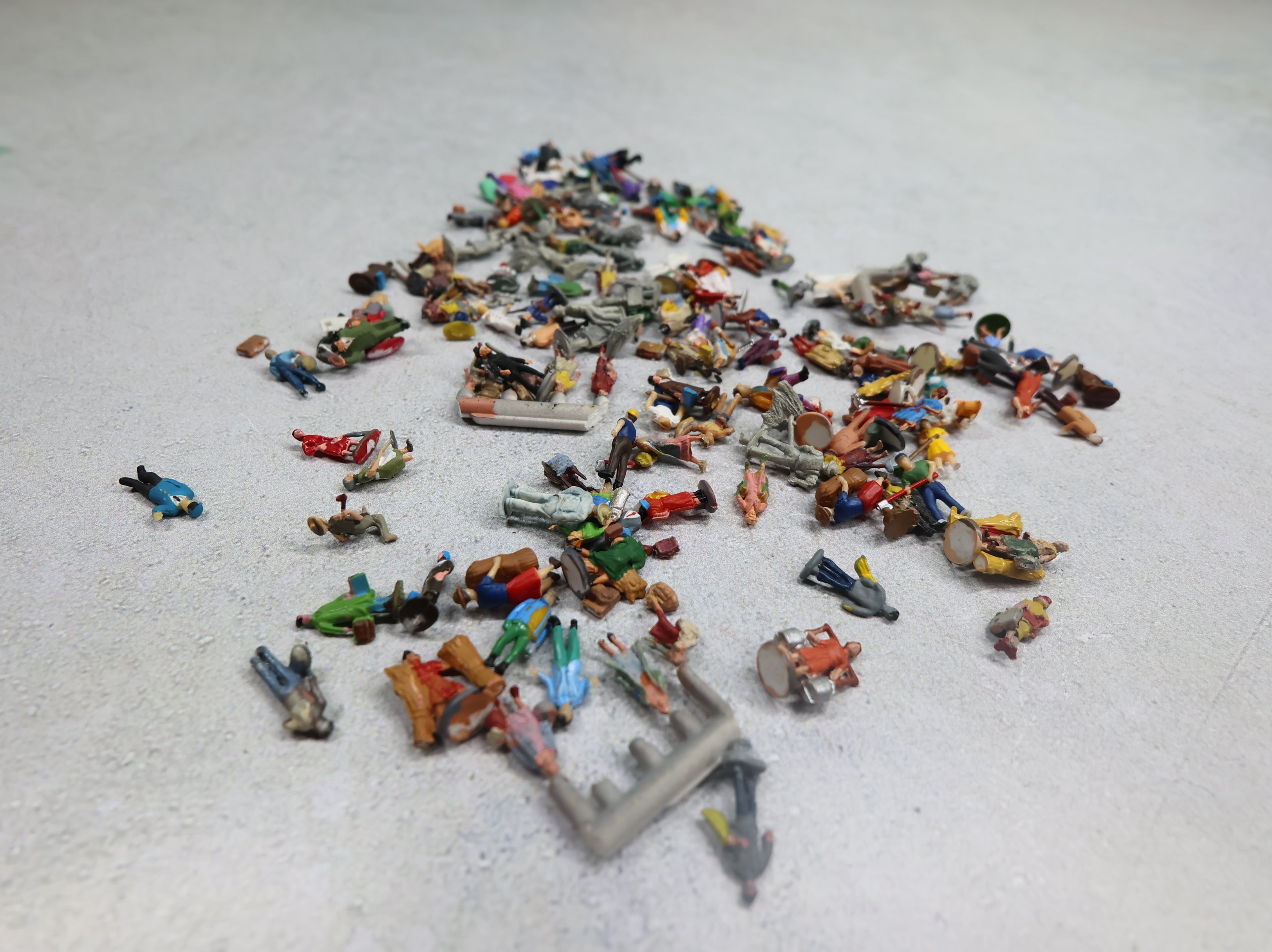 USED N Scale Large Lot of Painted Workers and Traveler People, Figures