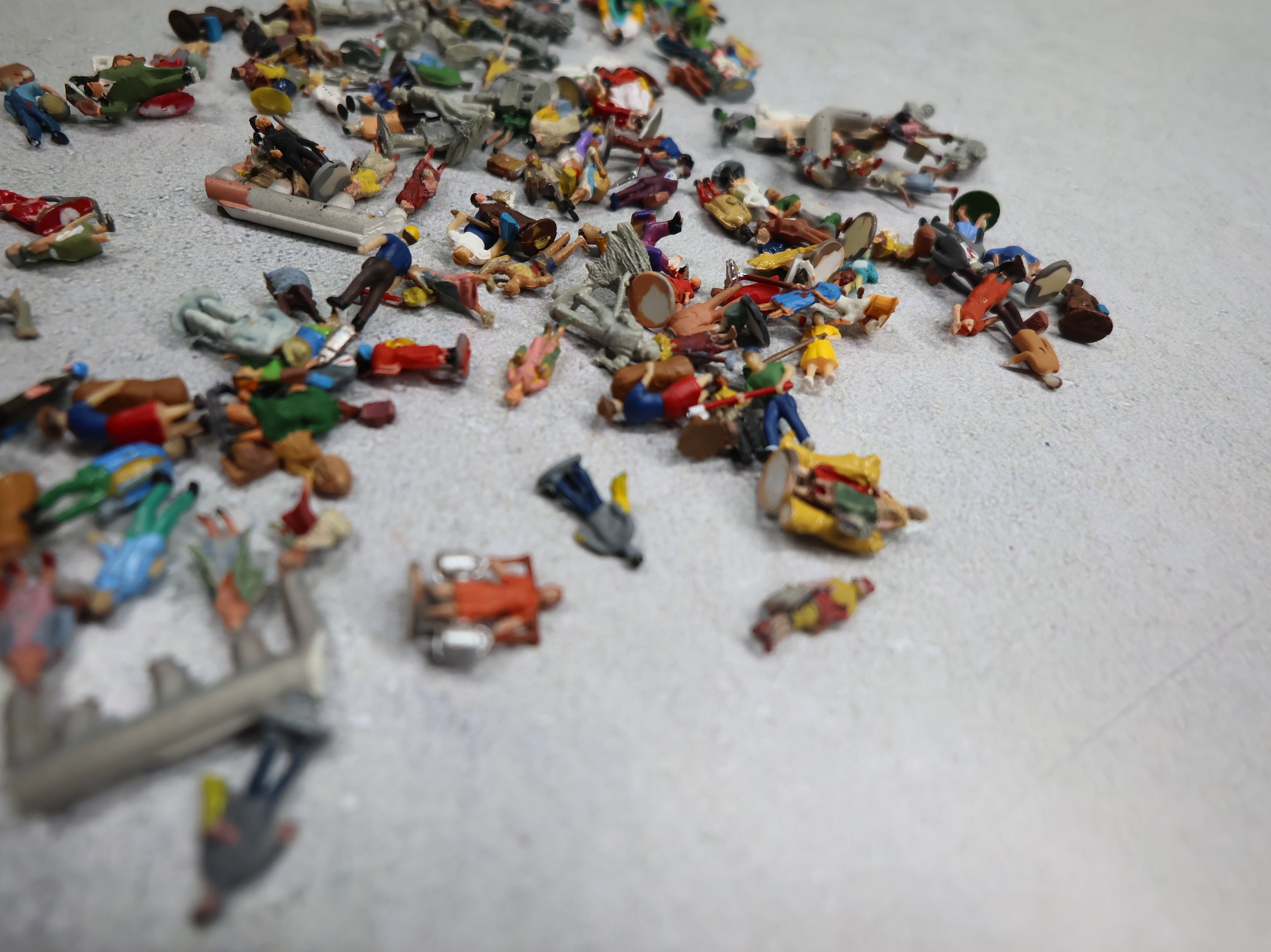 USED N Scale Large Lot of Painted Workers and Traveler People, Figures