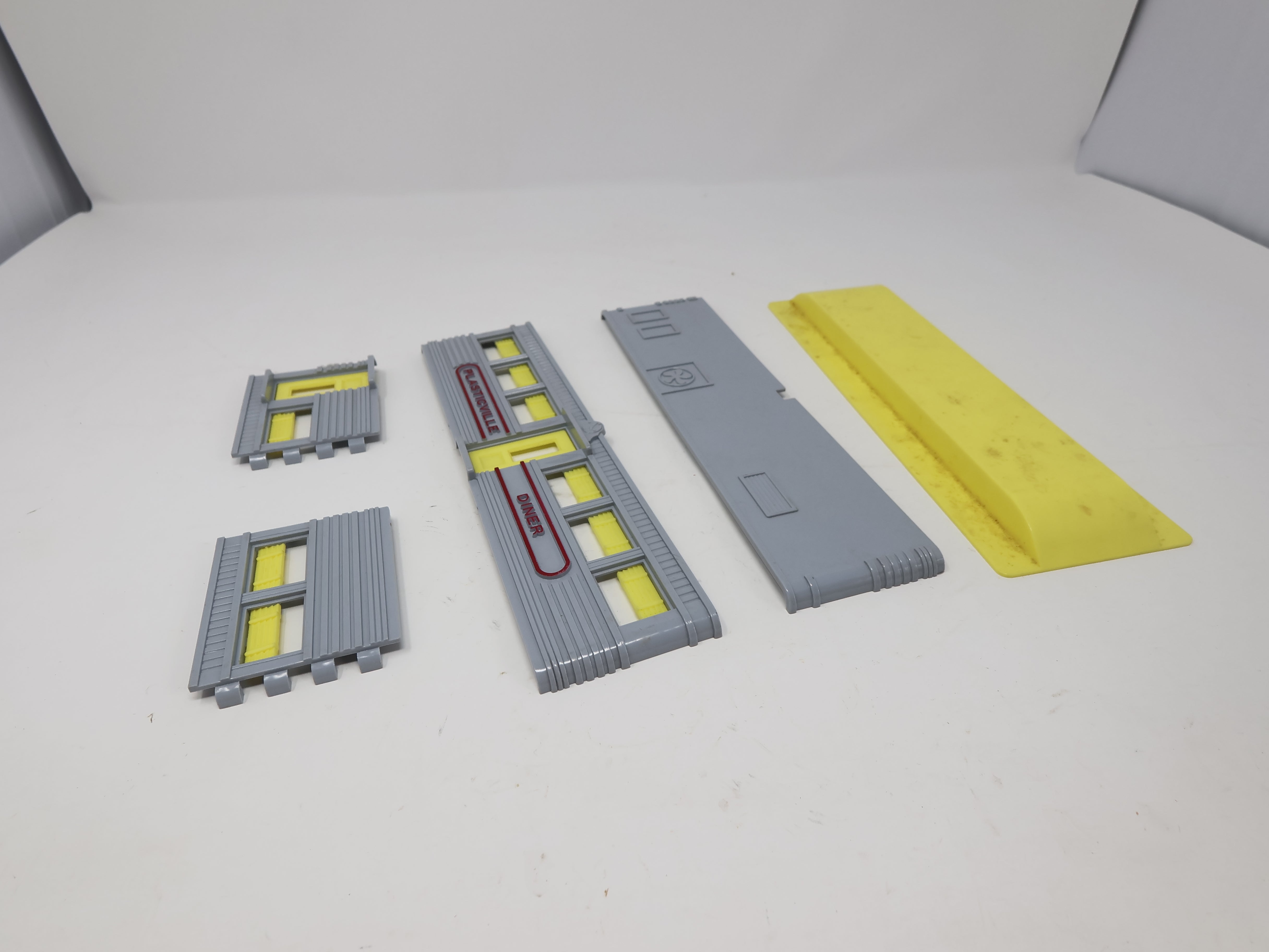 USED Bachmann Plasticville O, Diner (may be incomplete) (KIT)