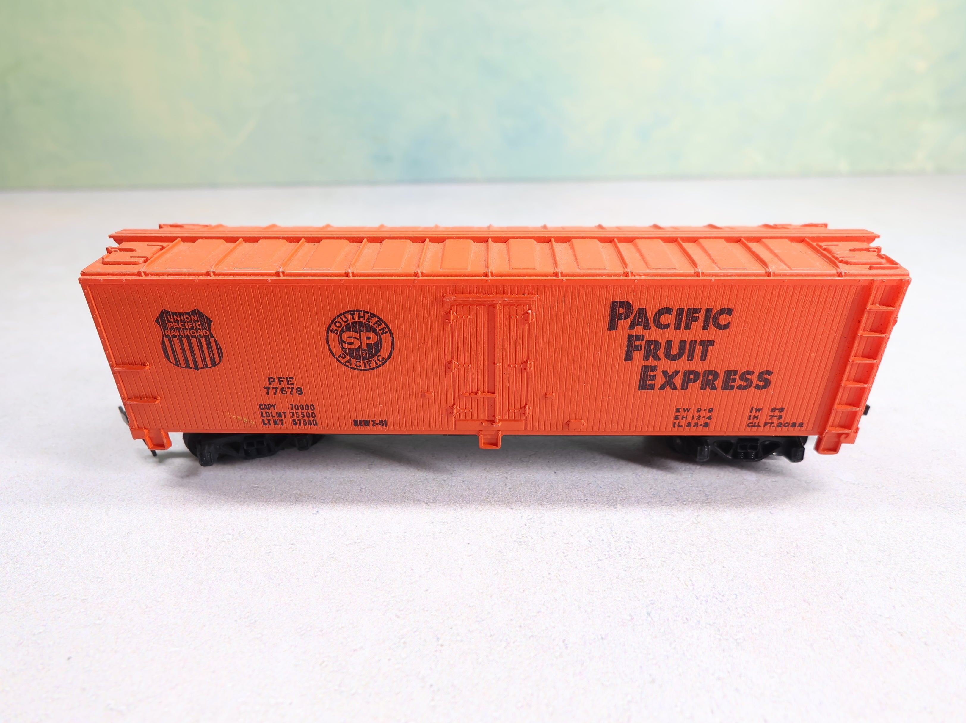 USED Tyco HO Scale 40' Wooden Reefer Box Car Pacific Fruit Express PFE #77678