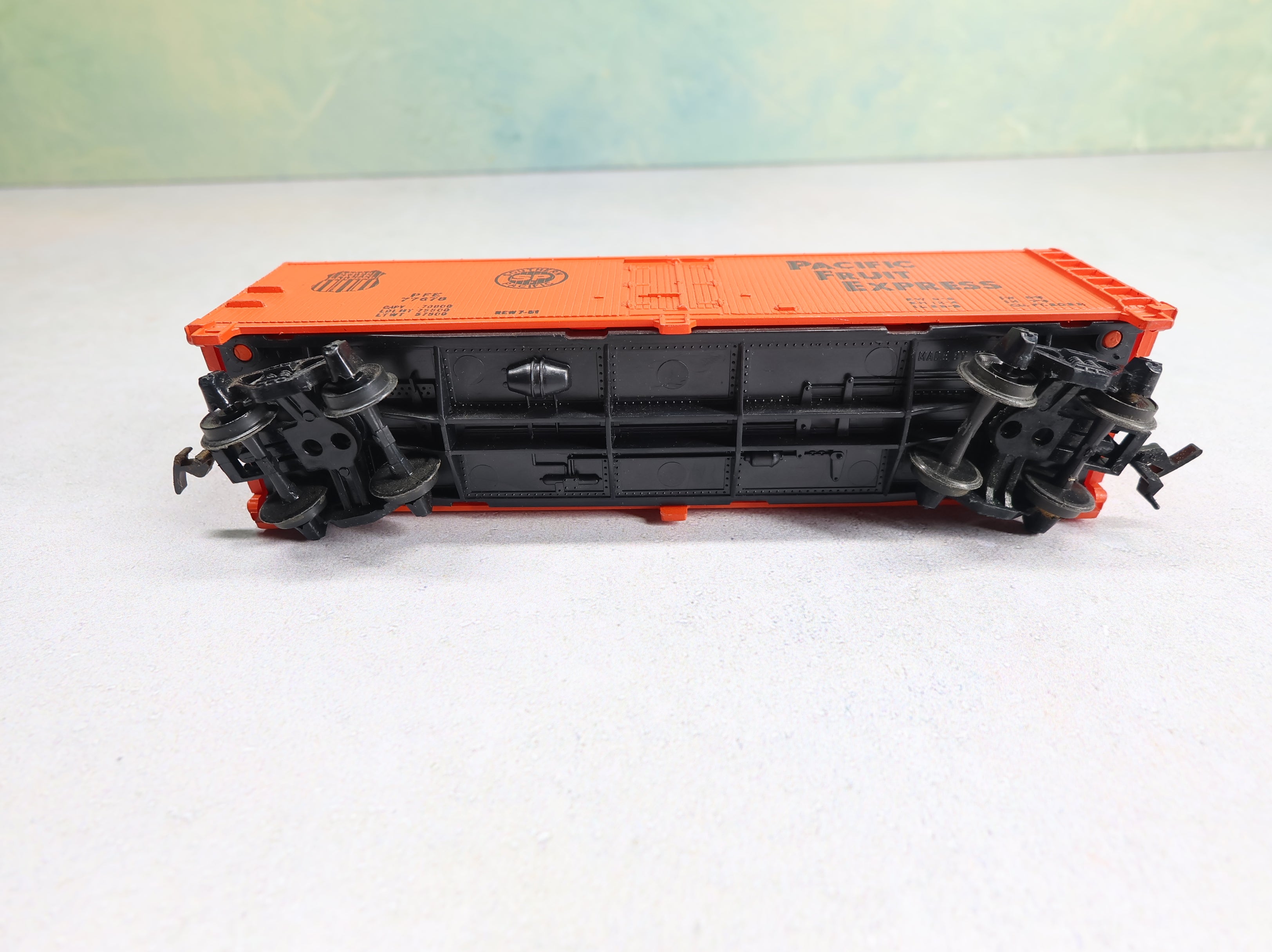 USED Tyco HO Scale 40' Wooden Reefer Box Car Pacific Fruit Express PFE #77678