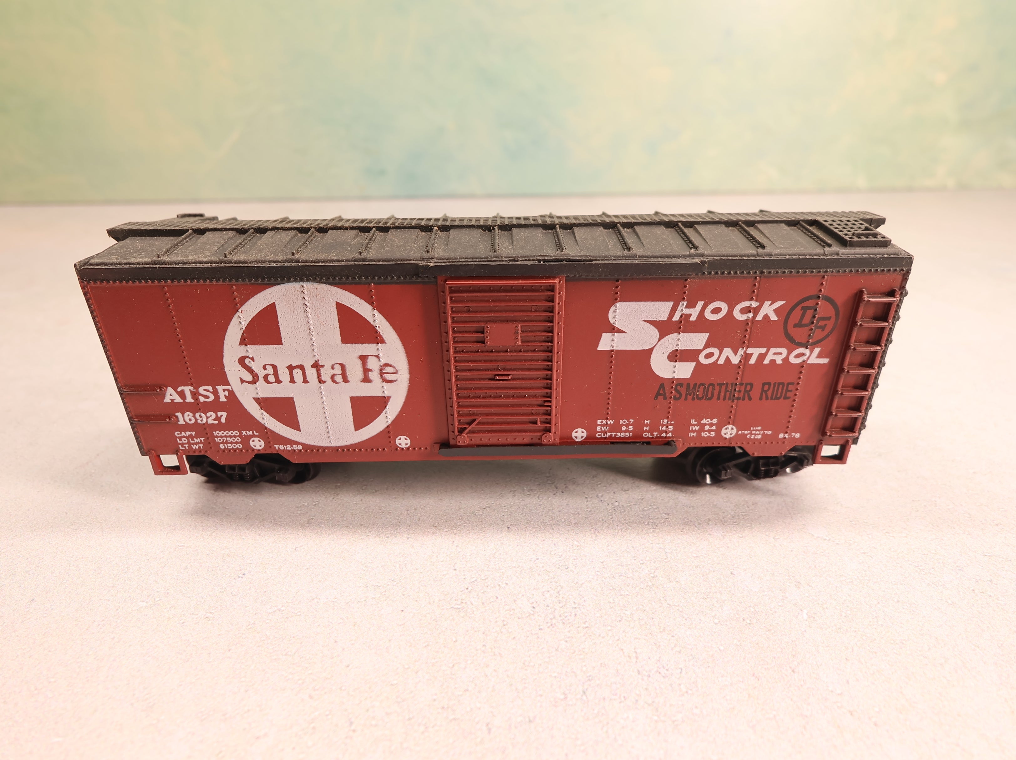 USED Life-Like HO Scale 40' Steel Box Car Santa Fe ATSF #16927 Shock Control