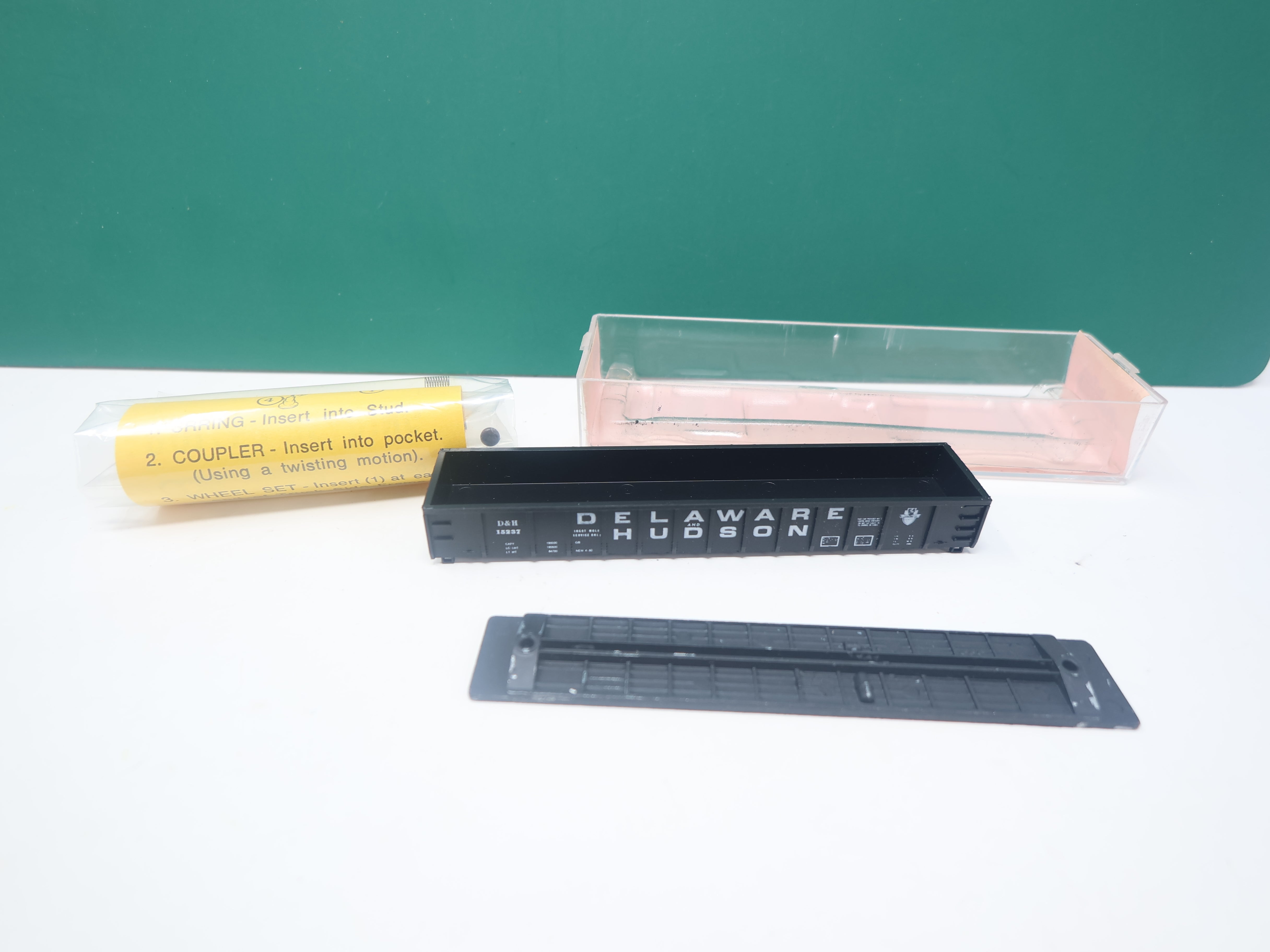 USED Roundhouse 8412 N Scale, Gondola, Delaware and Hudson DH #15237 kit
