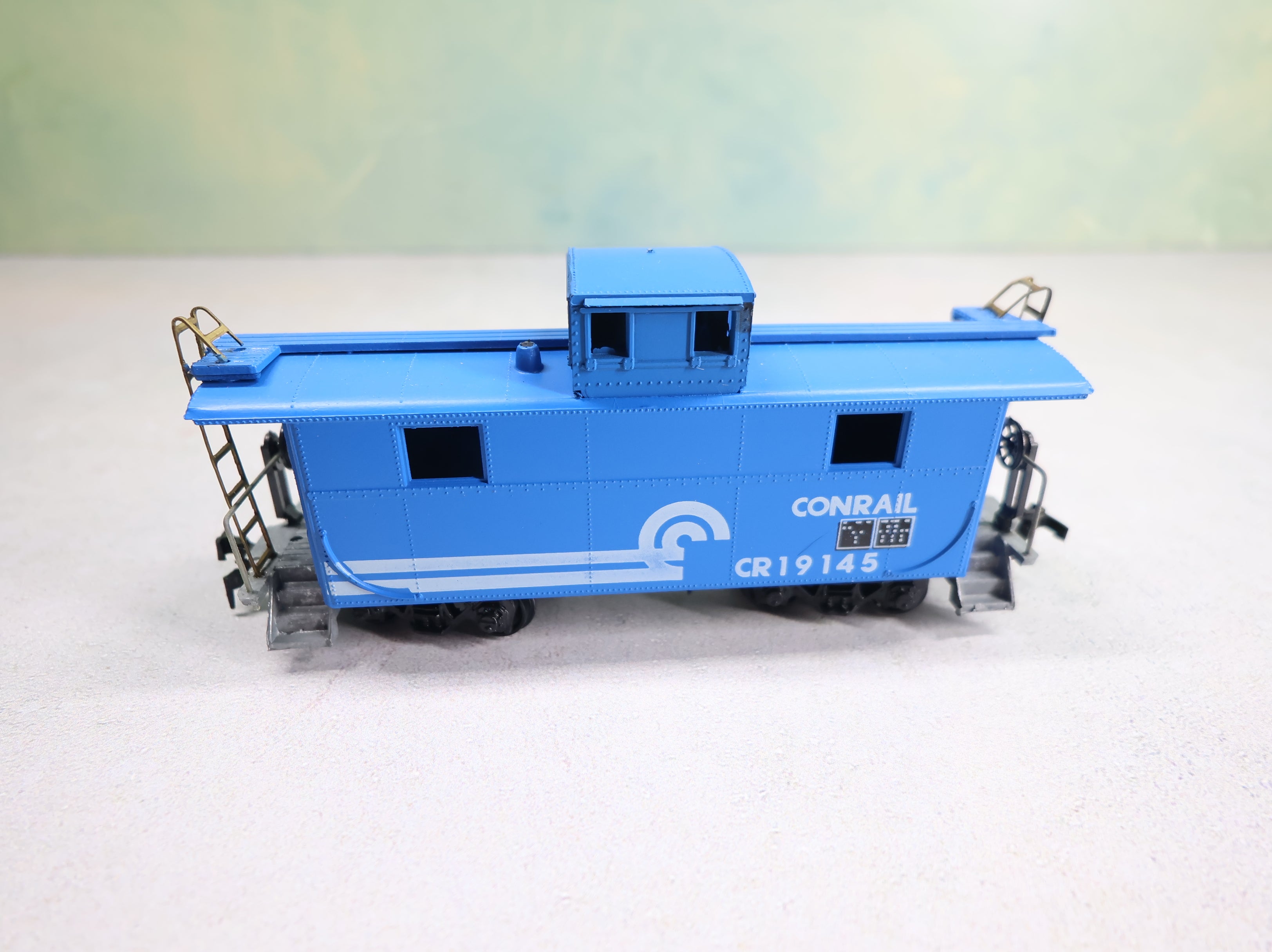 USED Roundhouse HO Scale Caboose Conrail CR #19145
