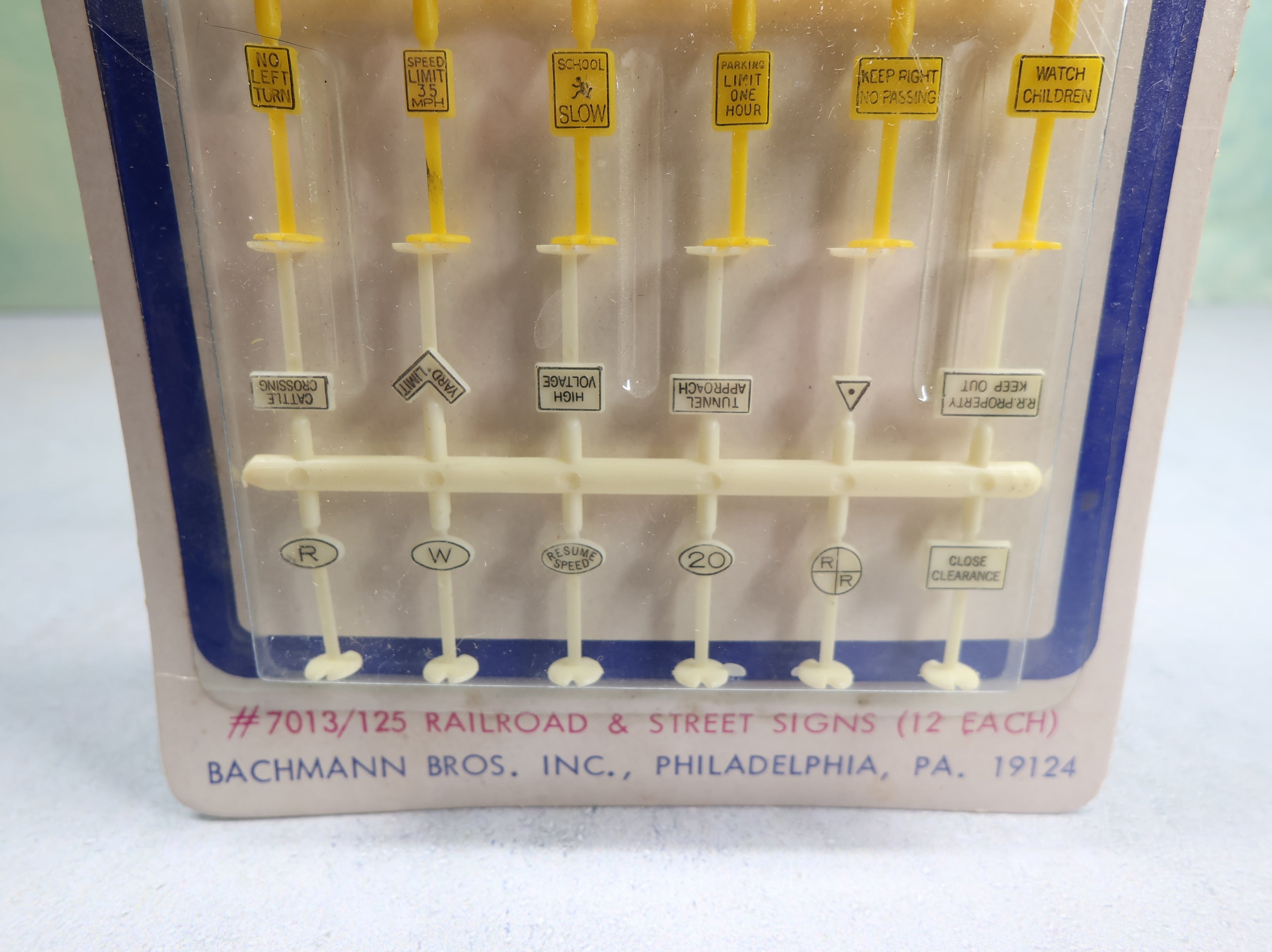 Bachmann 7013 N Scale Railroad & Street Signs (24 pcs)