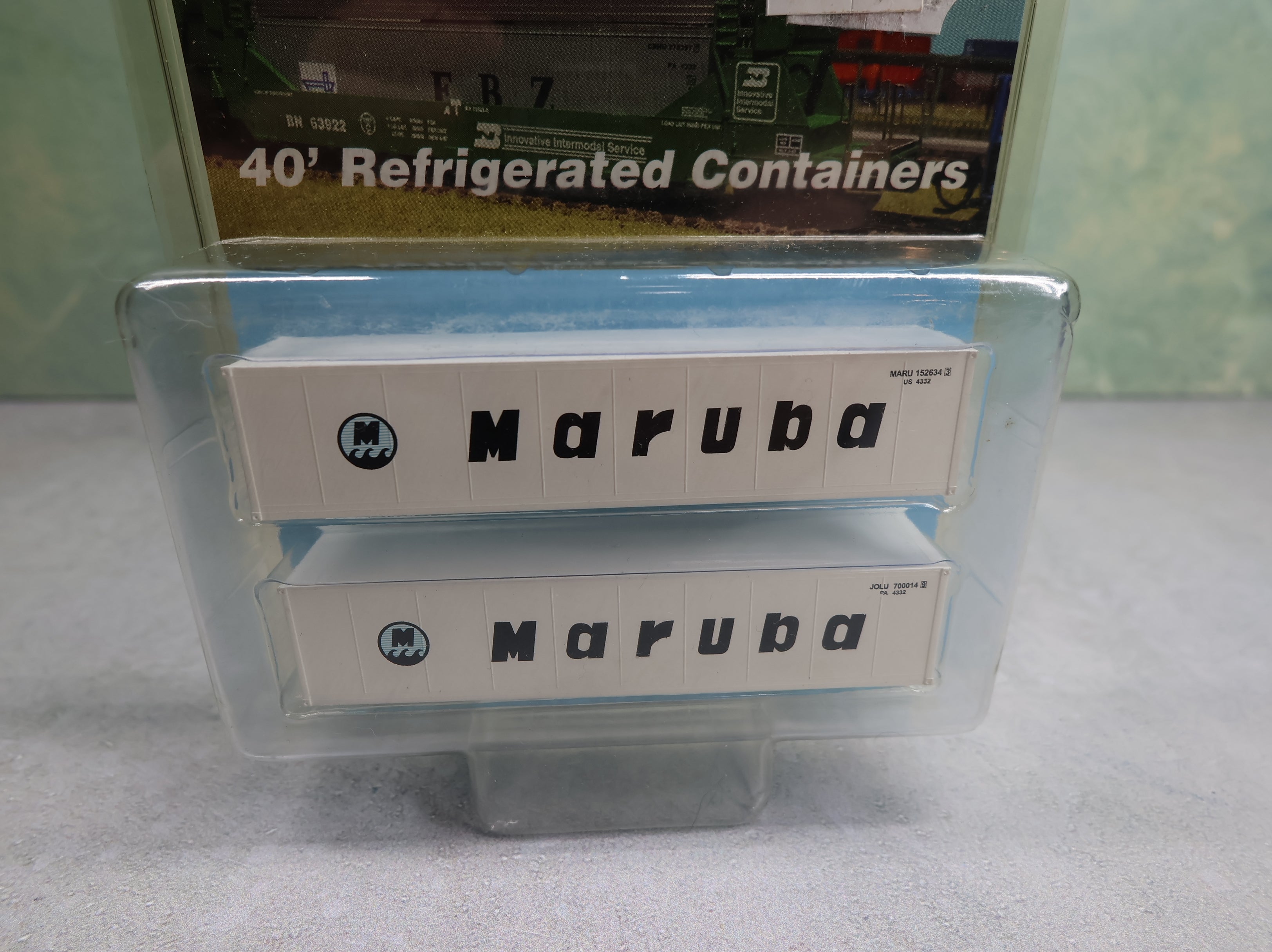 Deluxe 4270 N Scale 40' Refrigerated Containers Maruba (2 pcs)