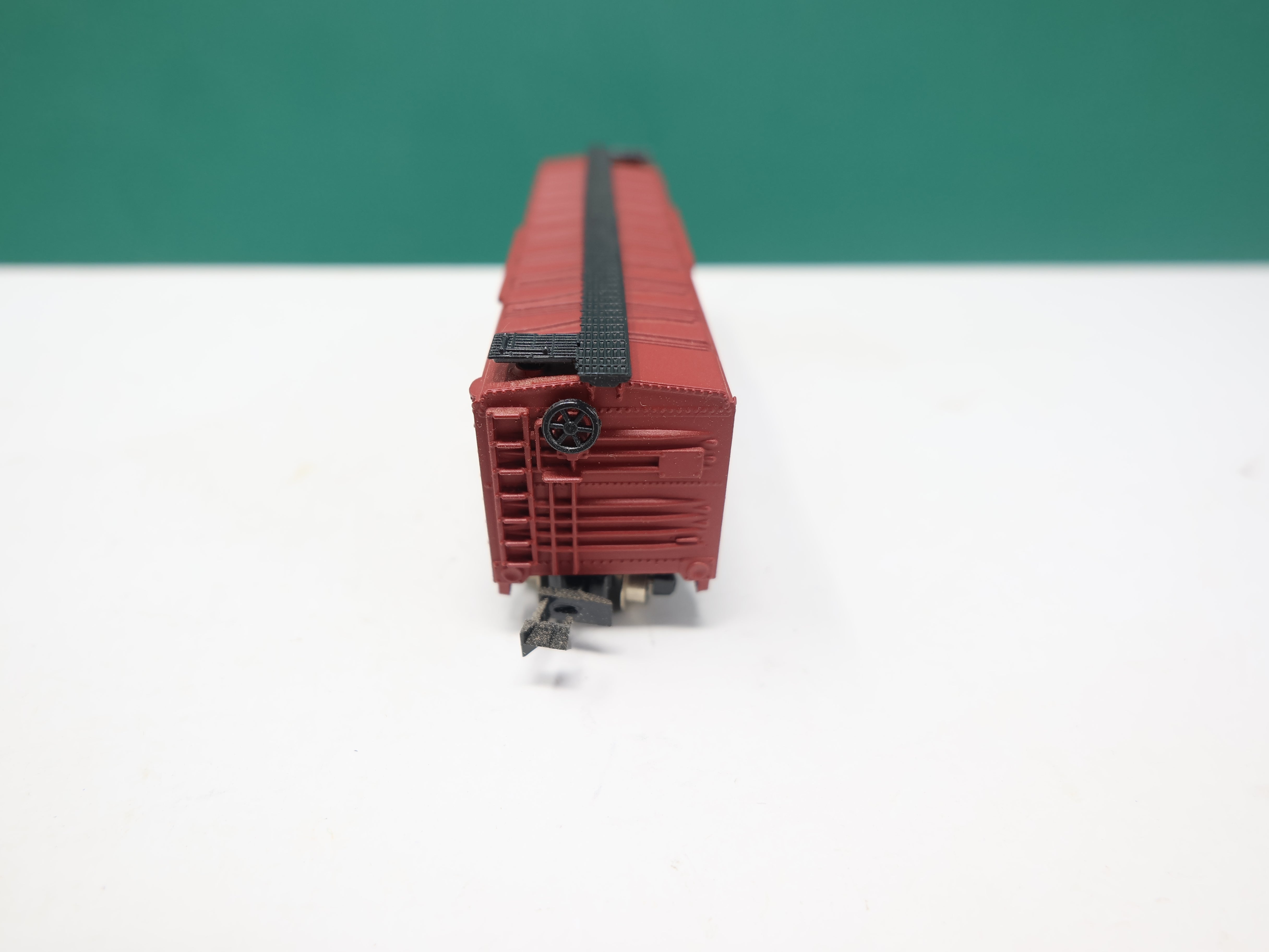 USED Life-Like S790D N Scale, 40' Stock Car, Armour ASX #216