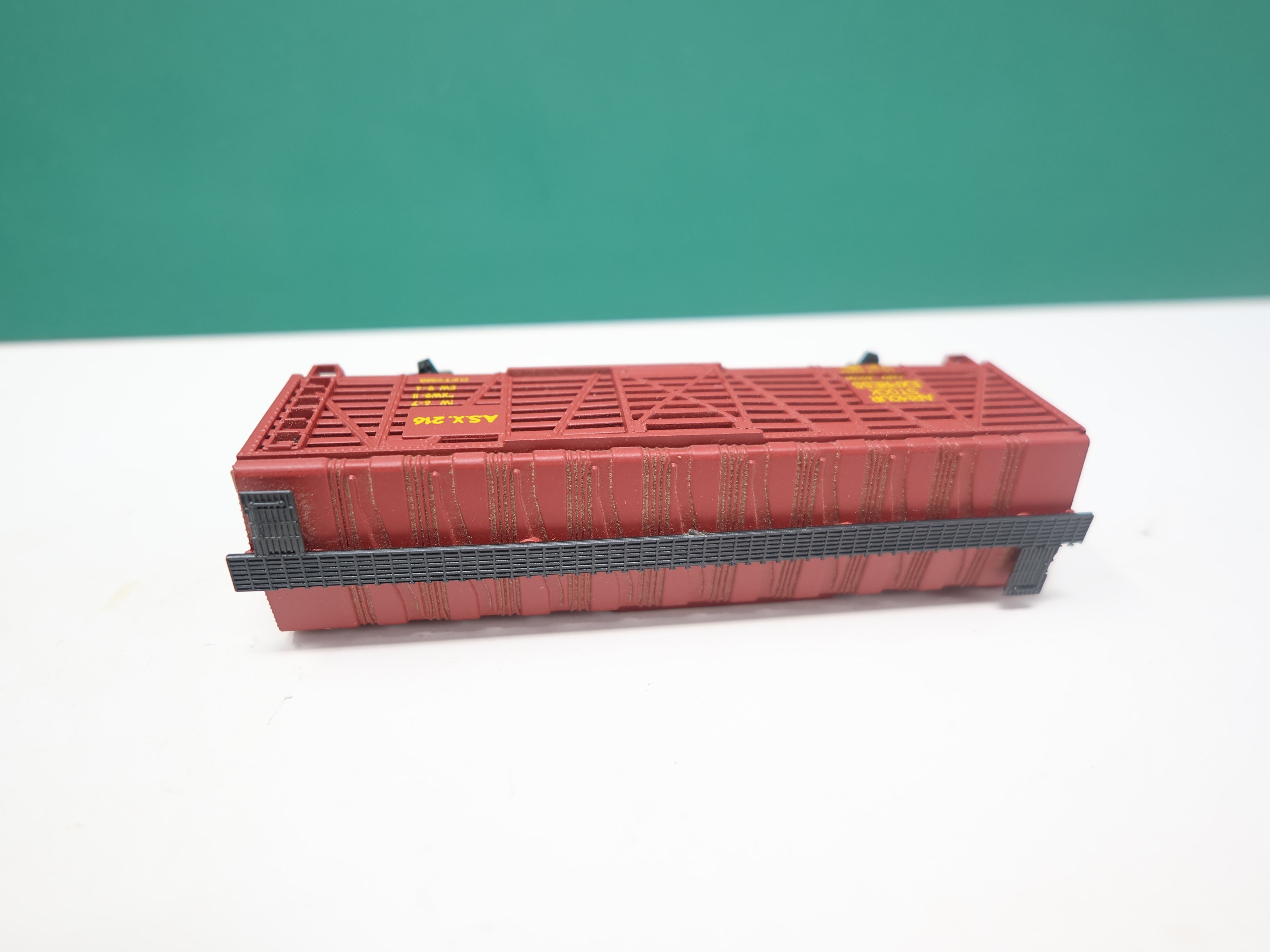 USED Life-Like S790D N Scale, 40' Stock Car, Armour ASX #216