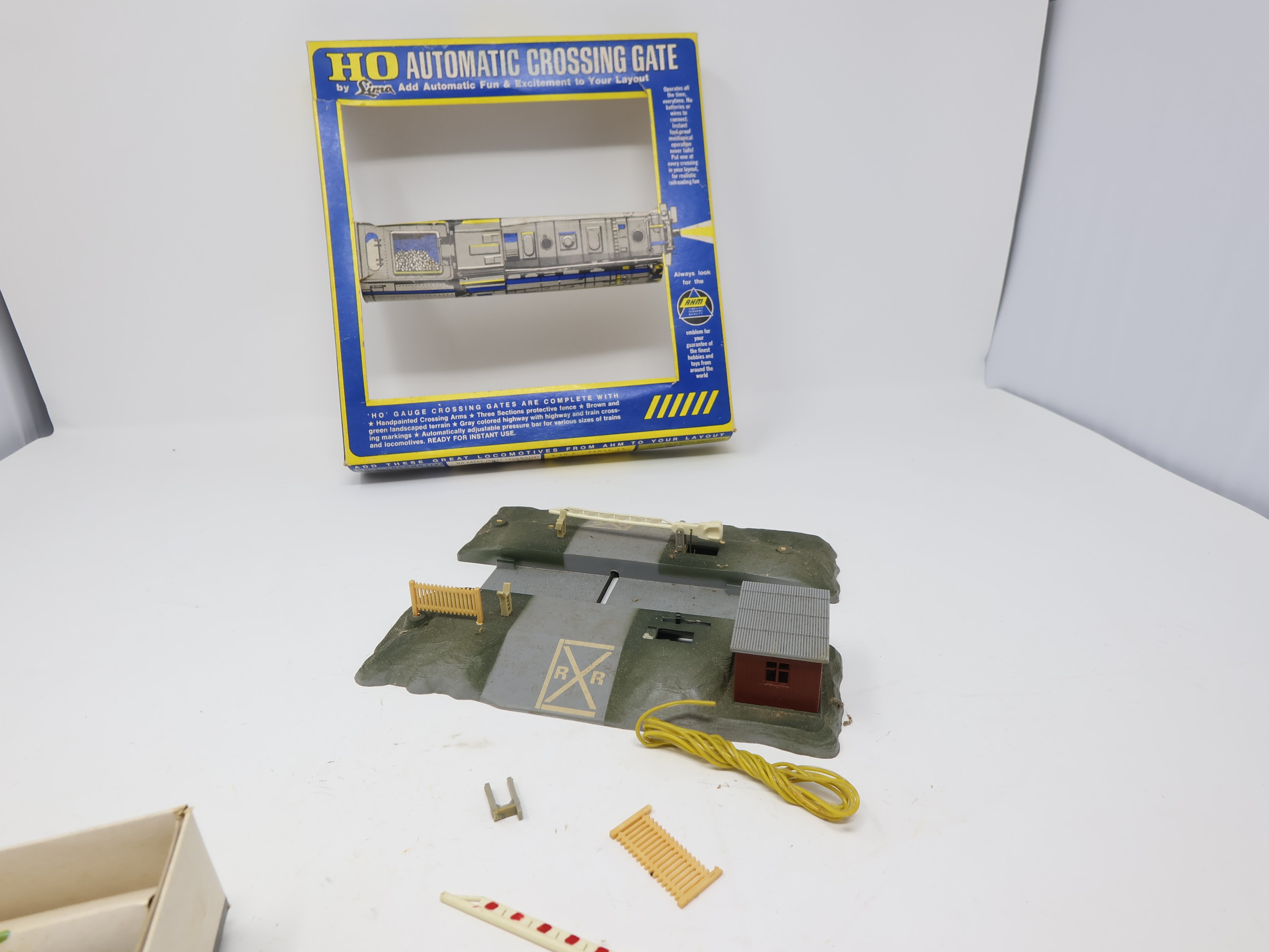 USED LIMA HO Scale, Automatic Crossing Gate (untested)