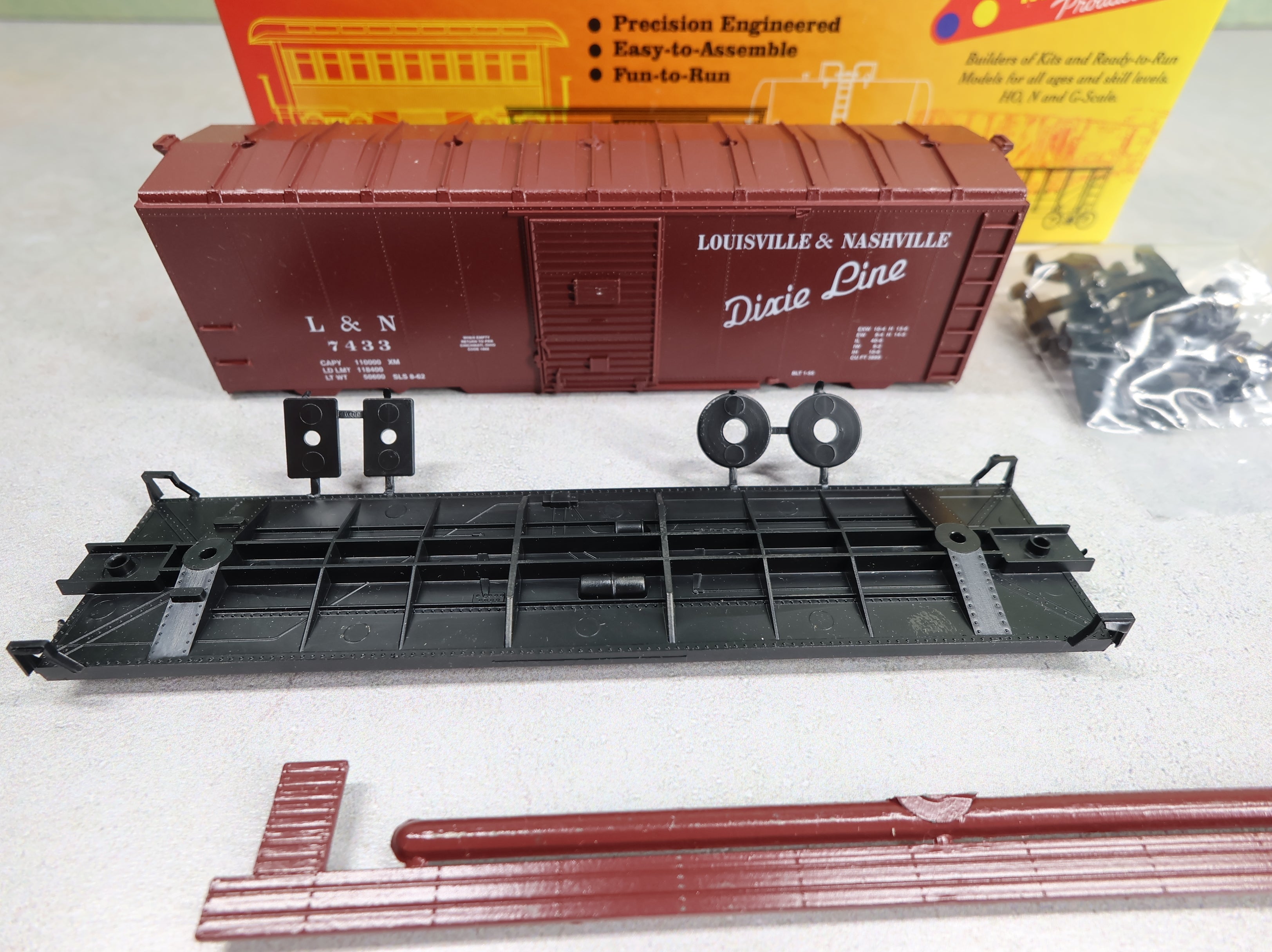 USED Roundhouse 10625 HO Scale 40' AAR Youngstown Door Box Car Louisville & Nashville L&N #7433 Dixie Line KIT