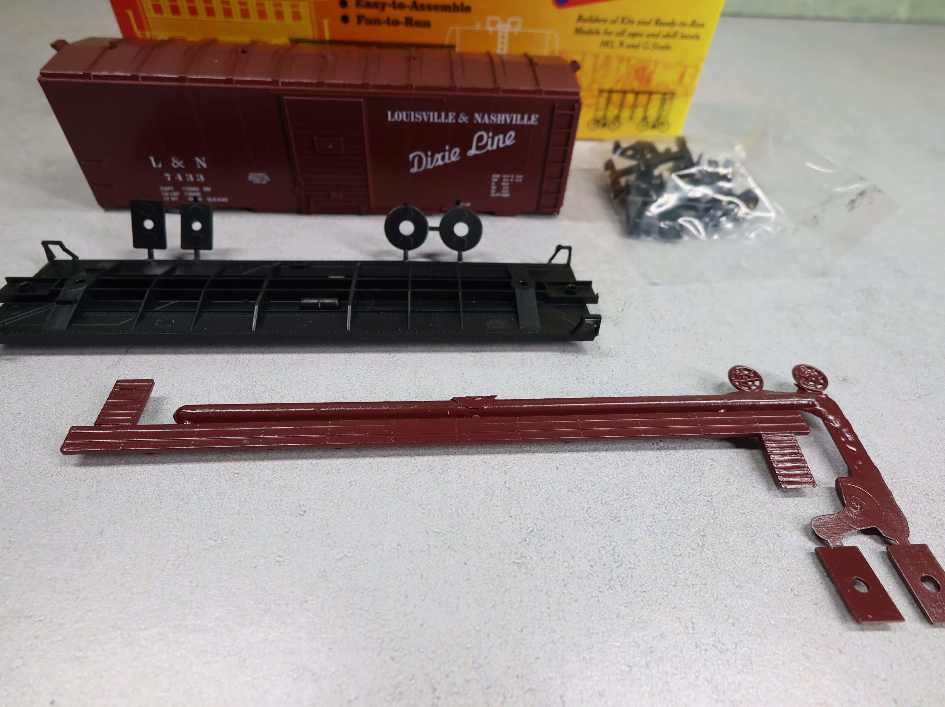USED Roundhouse 10625 HO Scale 40' AAR Youngstown Door Box Car Louisville & Nashville L&N #7433 Dixie Line KIT
