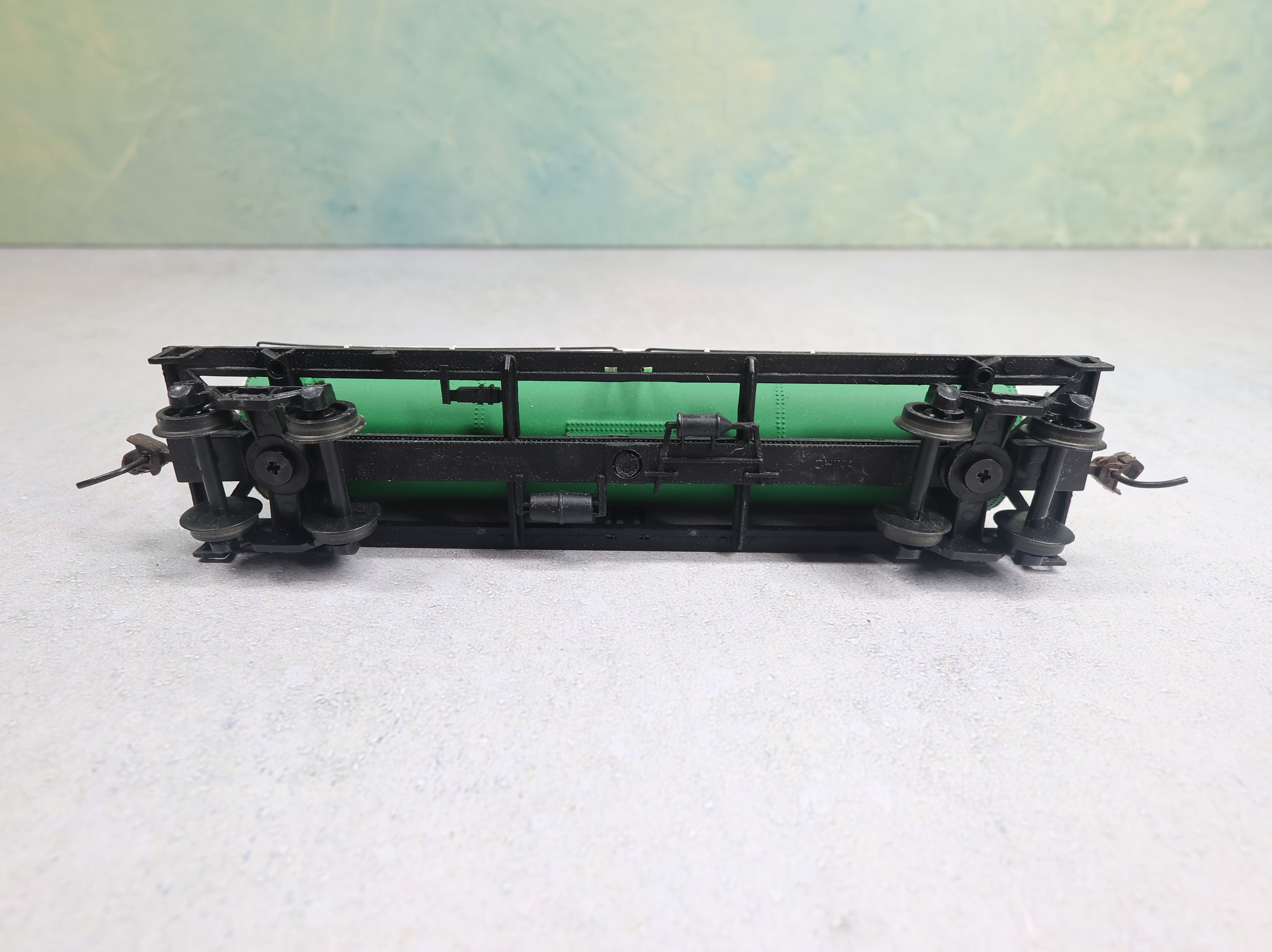 USED Bachmann HO Scale Triple Dome Tank Car Quaker State QSOX #746