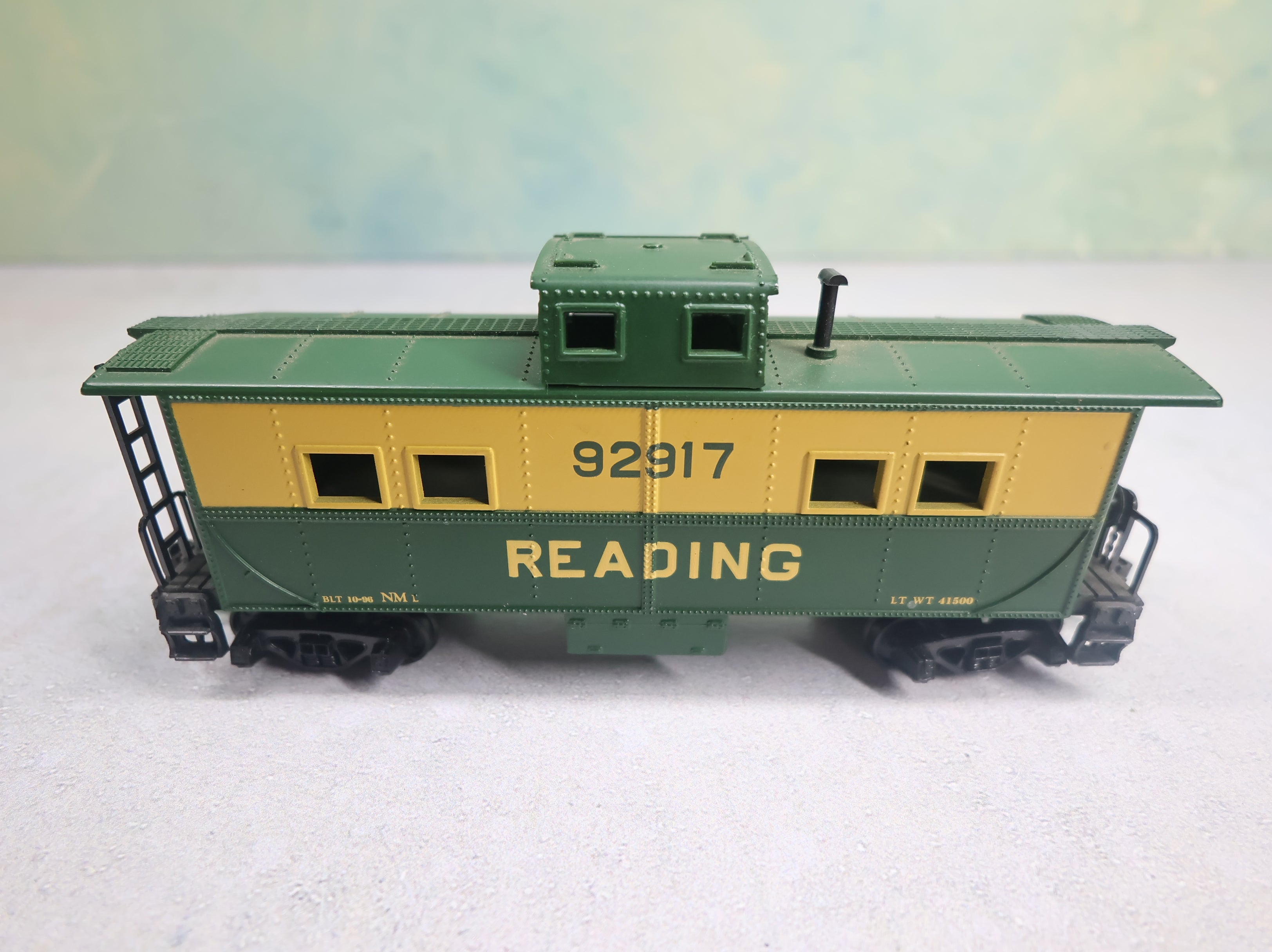 USED Mantua HO Scale Heavyweight Caboose Reading #92917