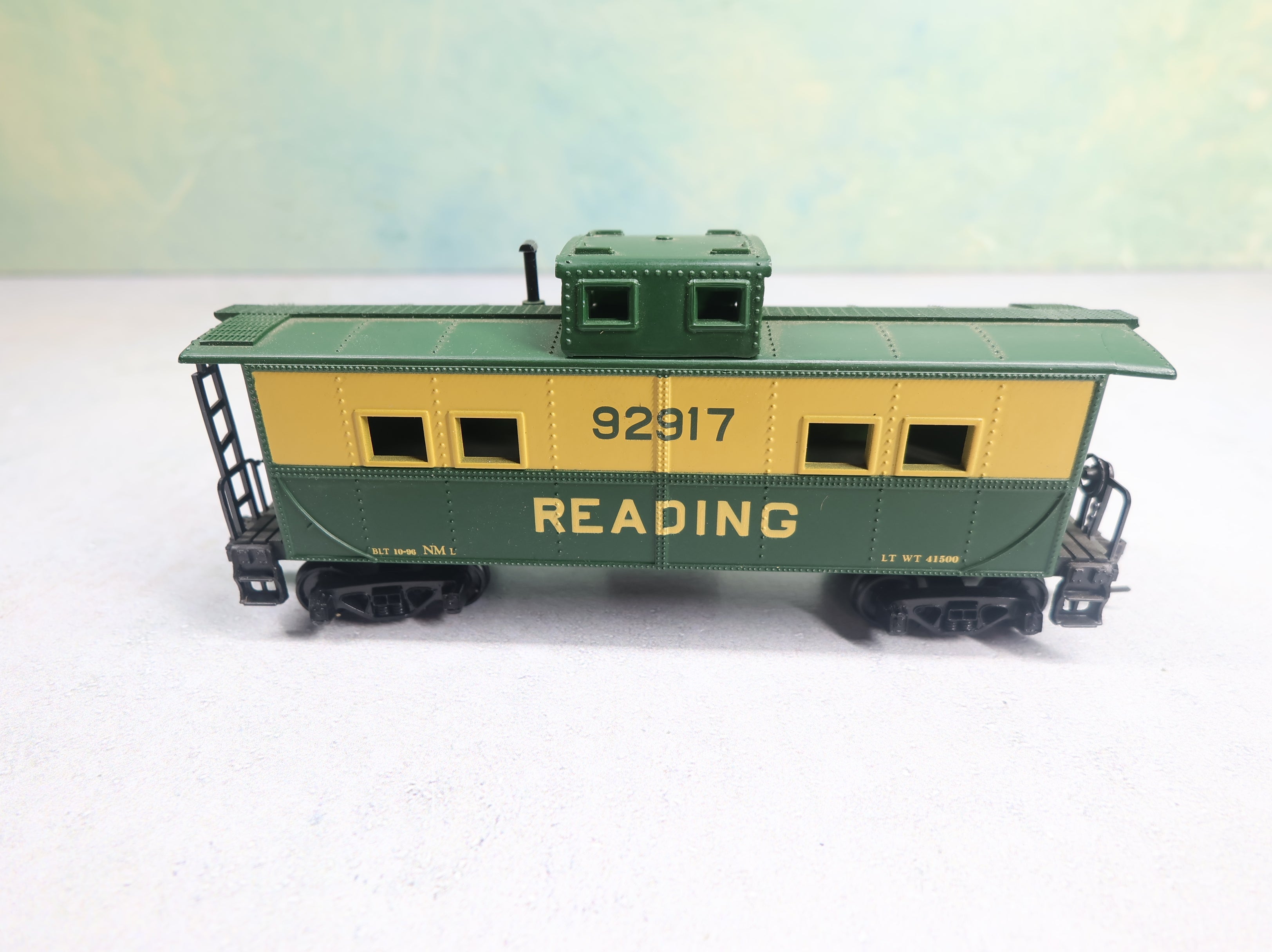 USED Mantua HO Scale Heavyweight Caboose Reading #92917
