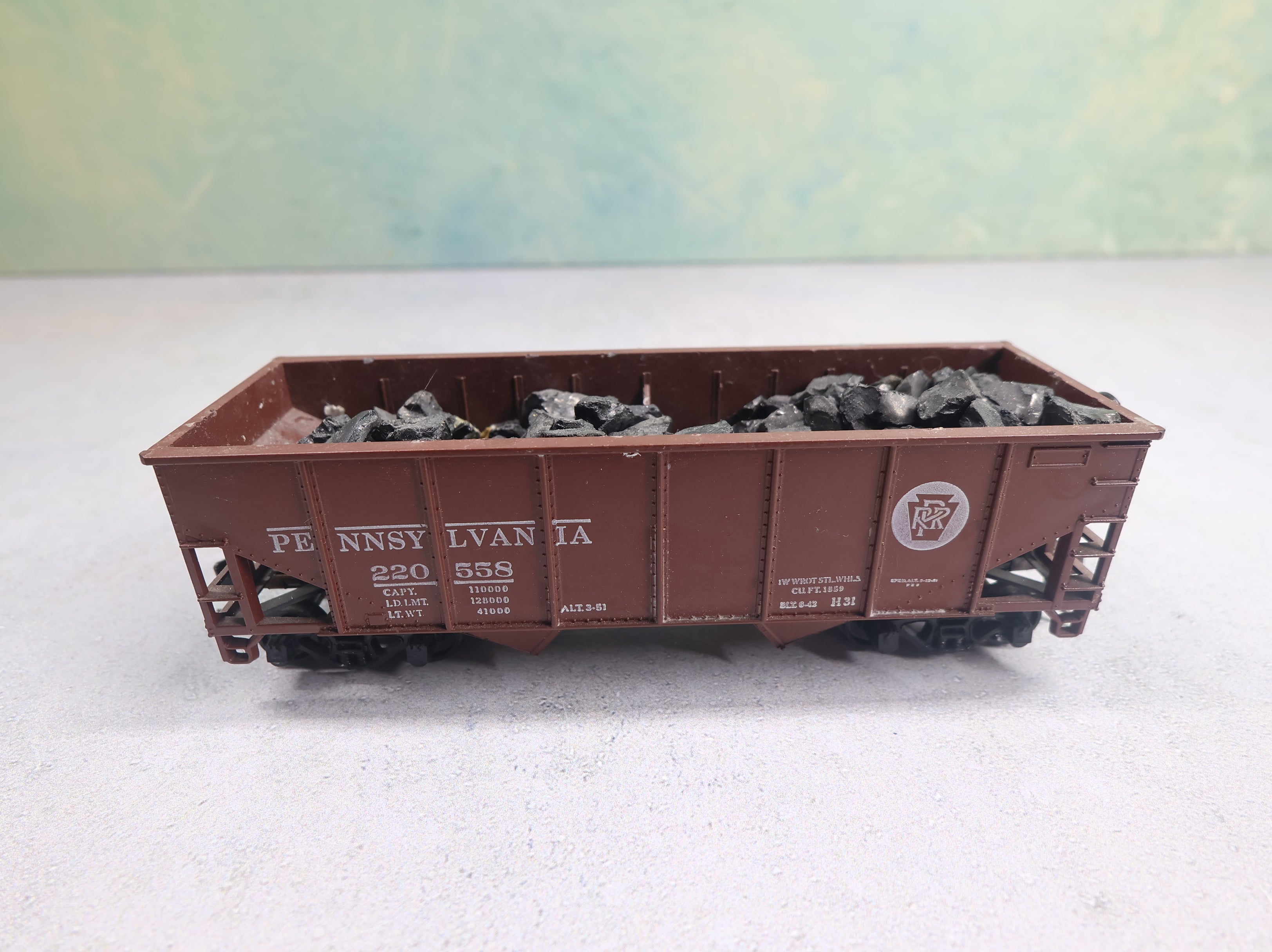 USED Athearn HO Scale 2 Bay Hopper Pennsylvania #220558 w/ Coal Load