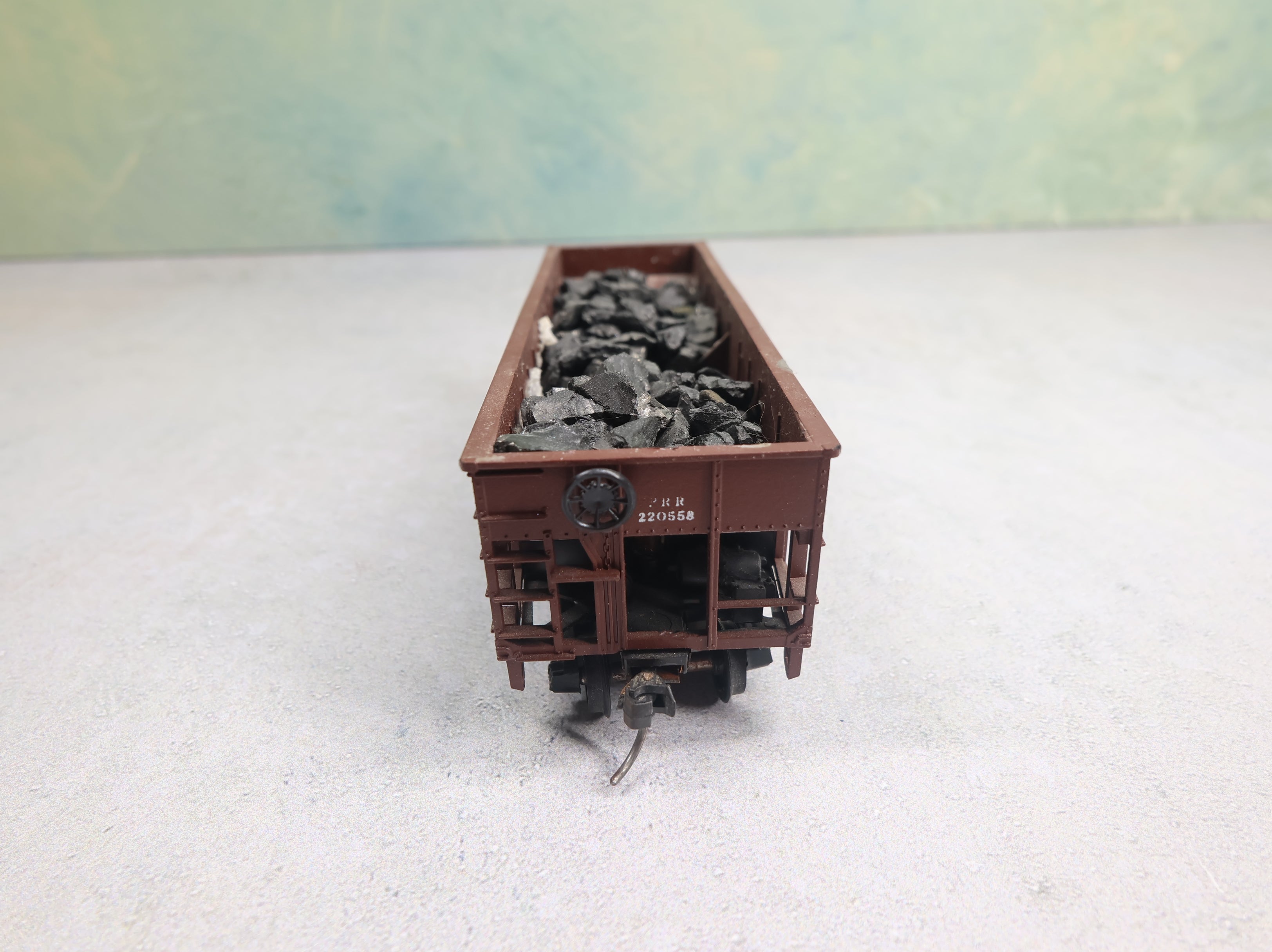 USED Athearn HO Scale 2 Bay Hopper Pennsylvania #220558 w/ Coal Load