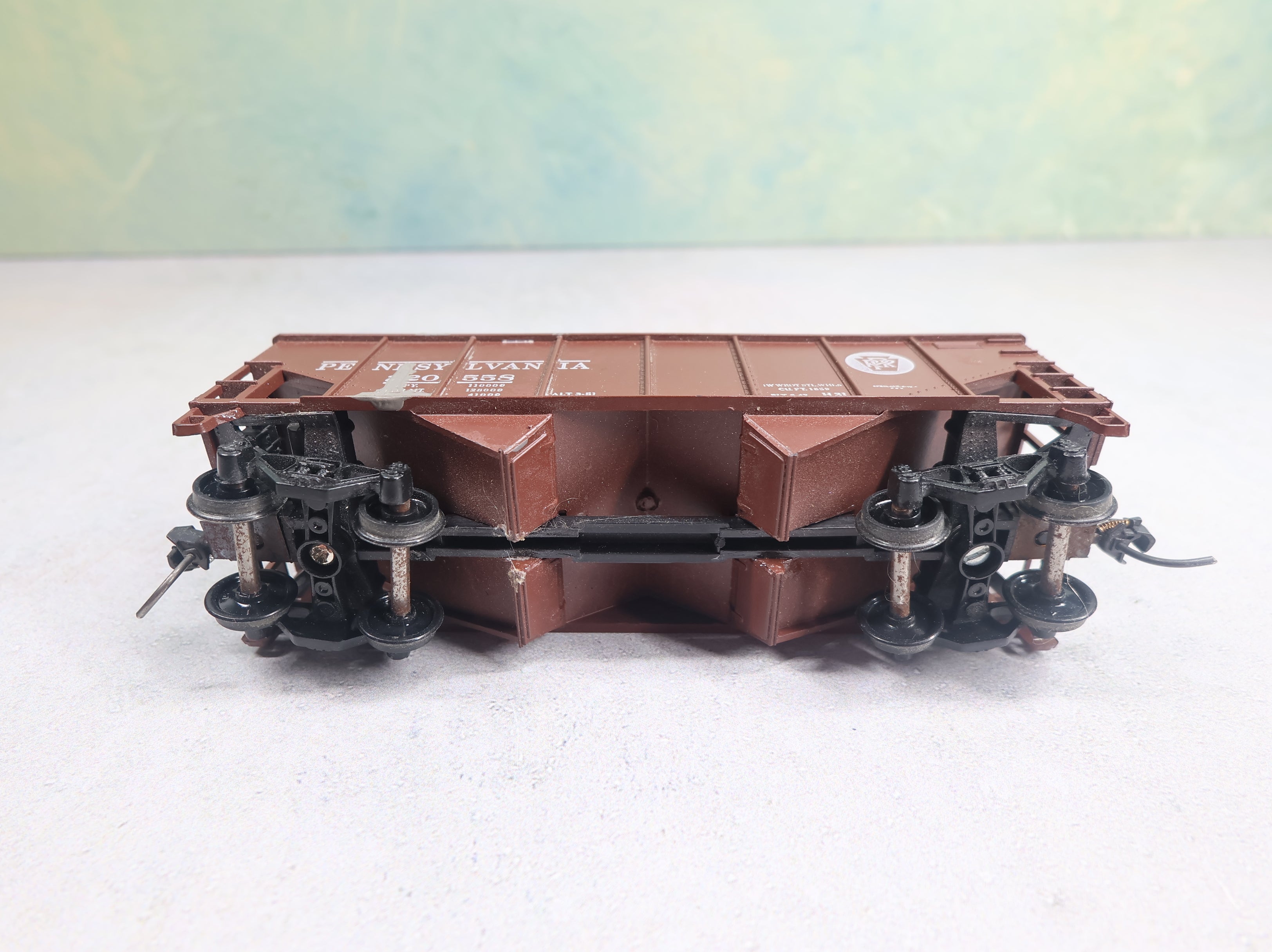 USED Athearn HO Scale 2 Bay Hopper Pennsylvania #220558 w/ Coal Load