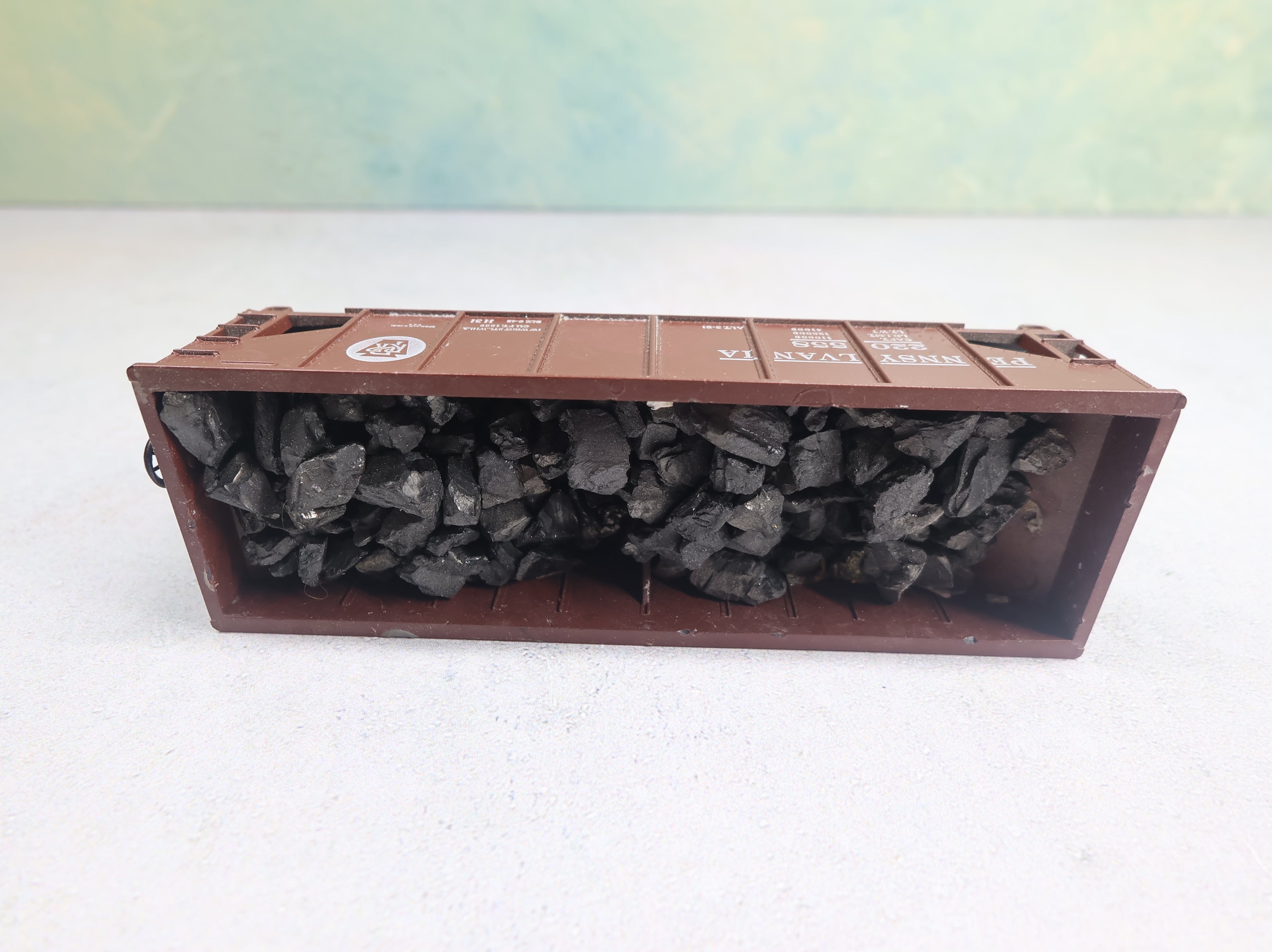 USED Athearn HO Scale 2 Bay Hopper Pennsylvania #220558 w/ Coal Load