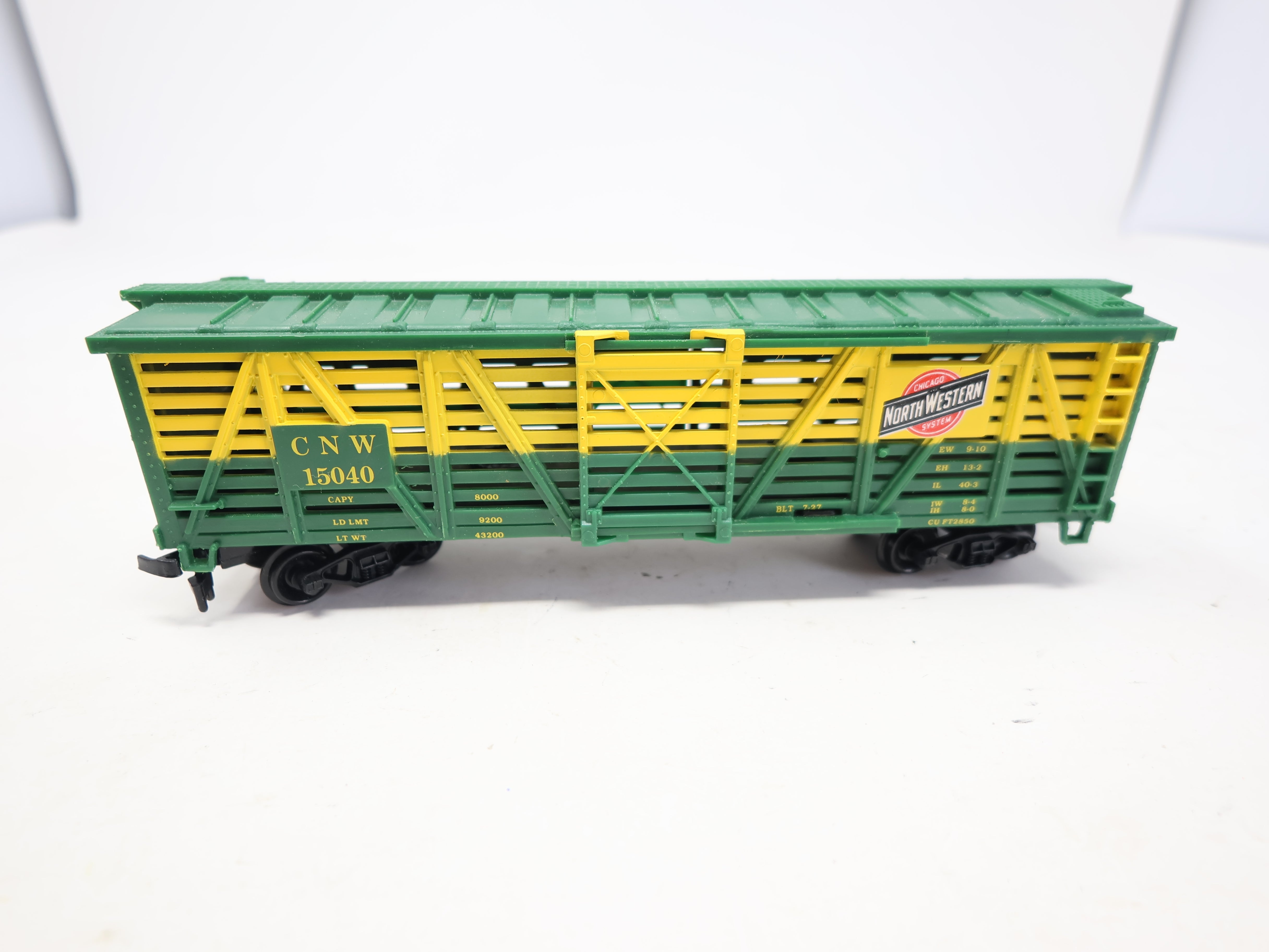 USED Life-Like 8488 HO Scale, Stock Cattle Car, Chicago & North Western CNW #15040