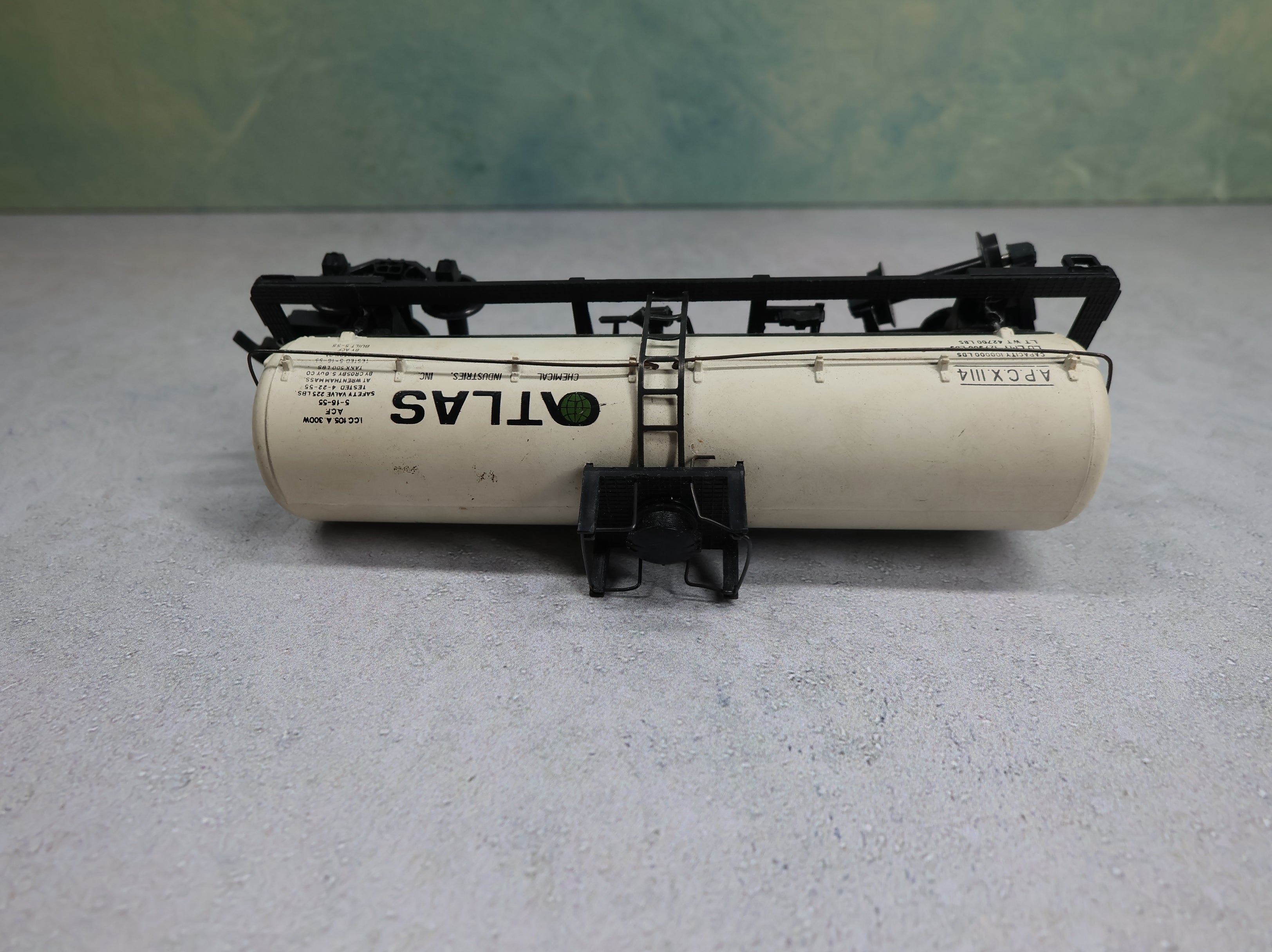USED AHM HO Scale Single Dome Tank Car Atlas Chemical APCX #1114