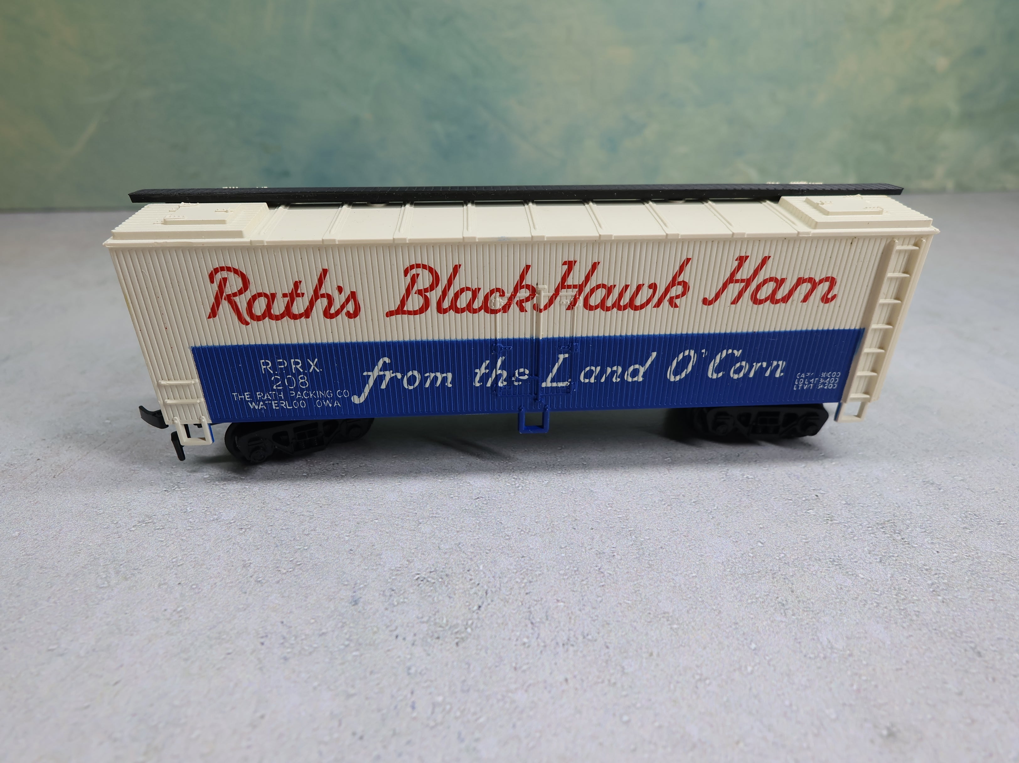 USED Mehano HO Scale 39' Wooden Reefer Box Car Rath Packing Black Hawk Ham