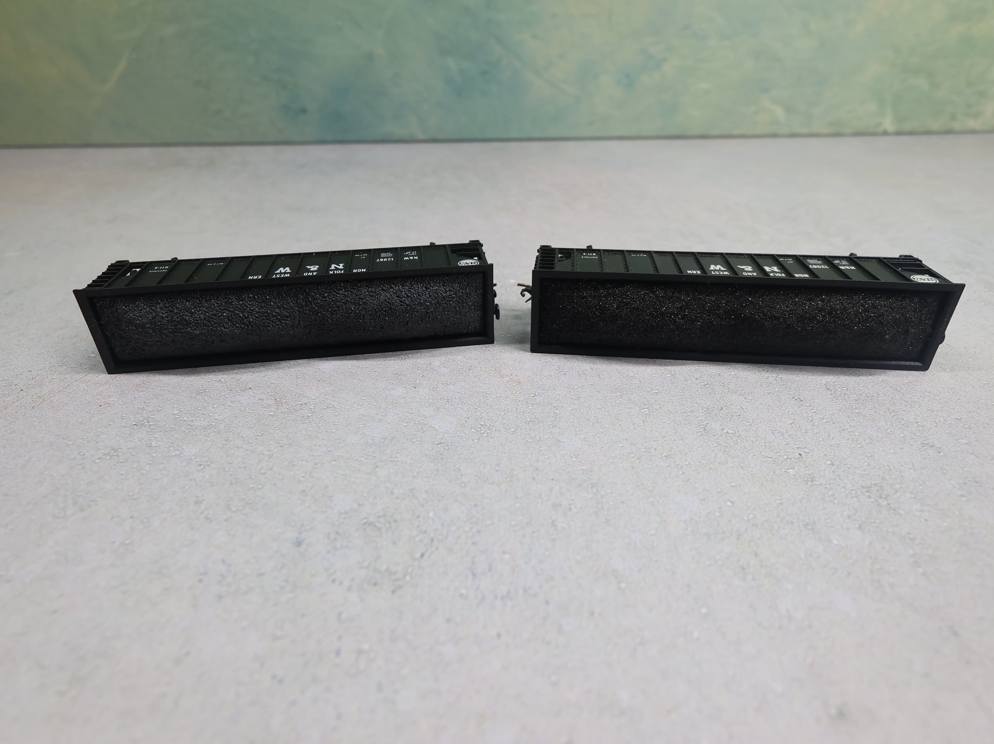 USED Atlas N Scale 100 Ton 3 Bay Hopper Norfolk and Western N&W #12987 w/ Coal, Knuckle Couplers (2 pcs)