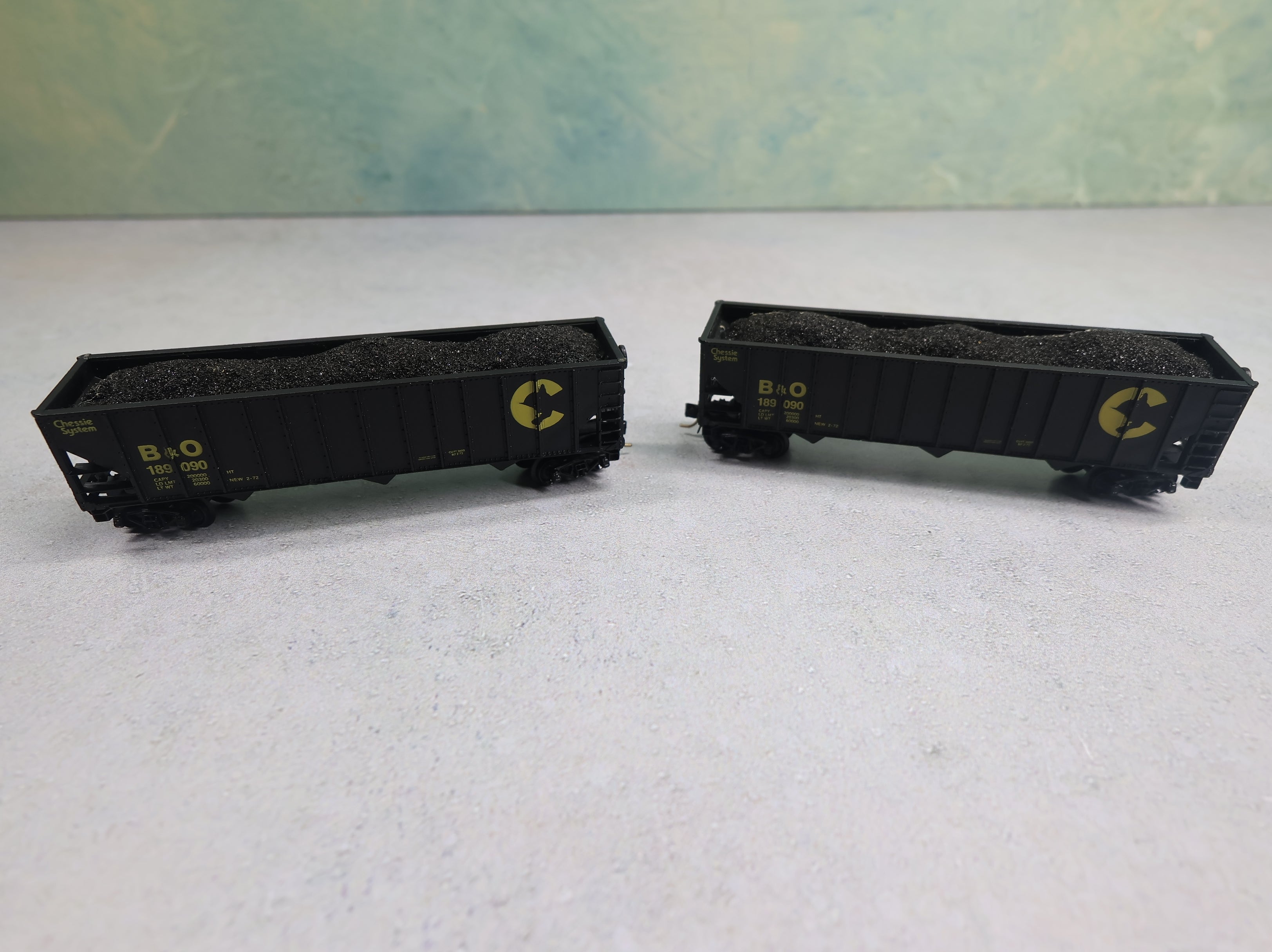 USED Life-Like N Scale 100 Ton 3 Bay Hopper Chessie System B&O #189090 w/ Coal, Knuckle Couplers (2 pcs)