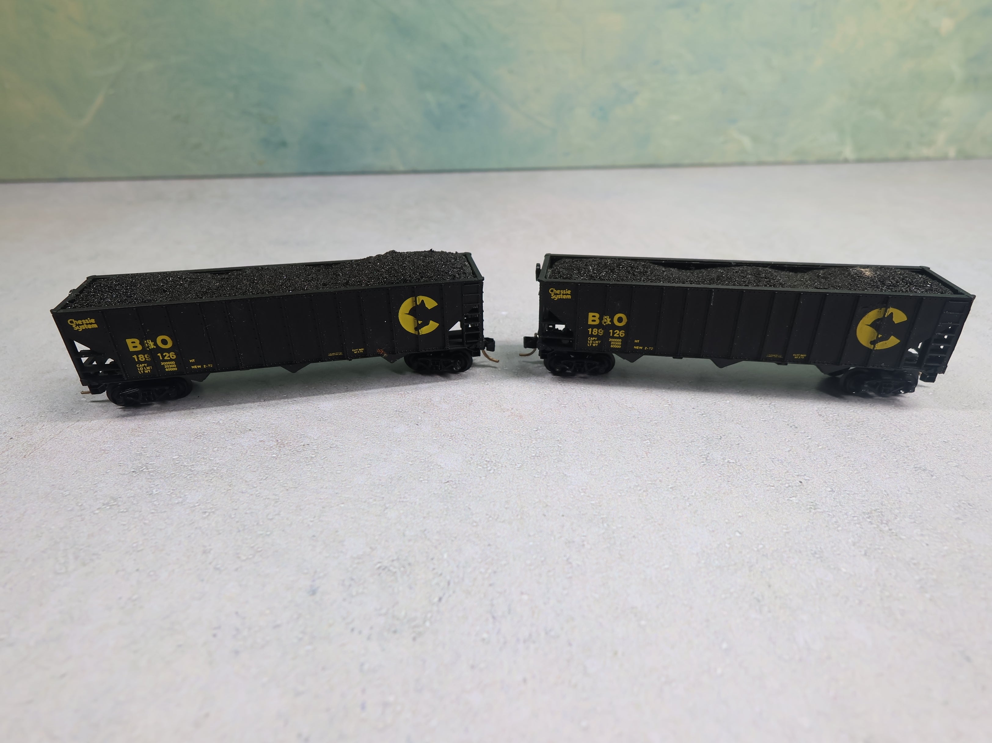 USED Life-Like N Scale 100 Ton 3 Bay Hopper Chessie System B&O #189126 w/ Coal, Knuckle Couplers (2 pcs)