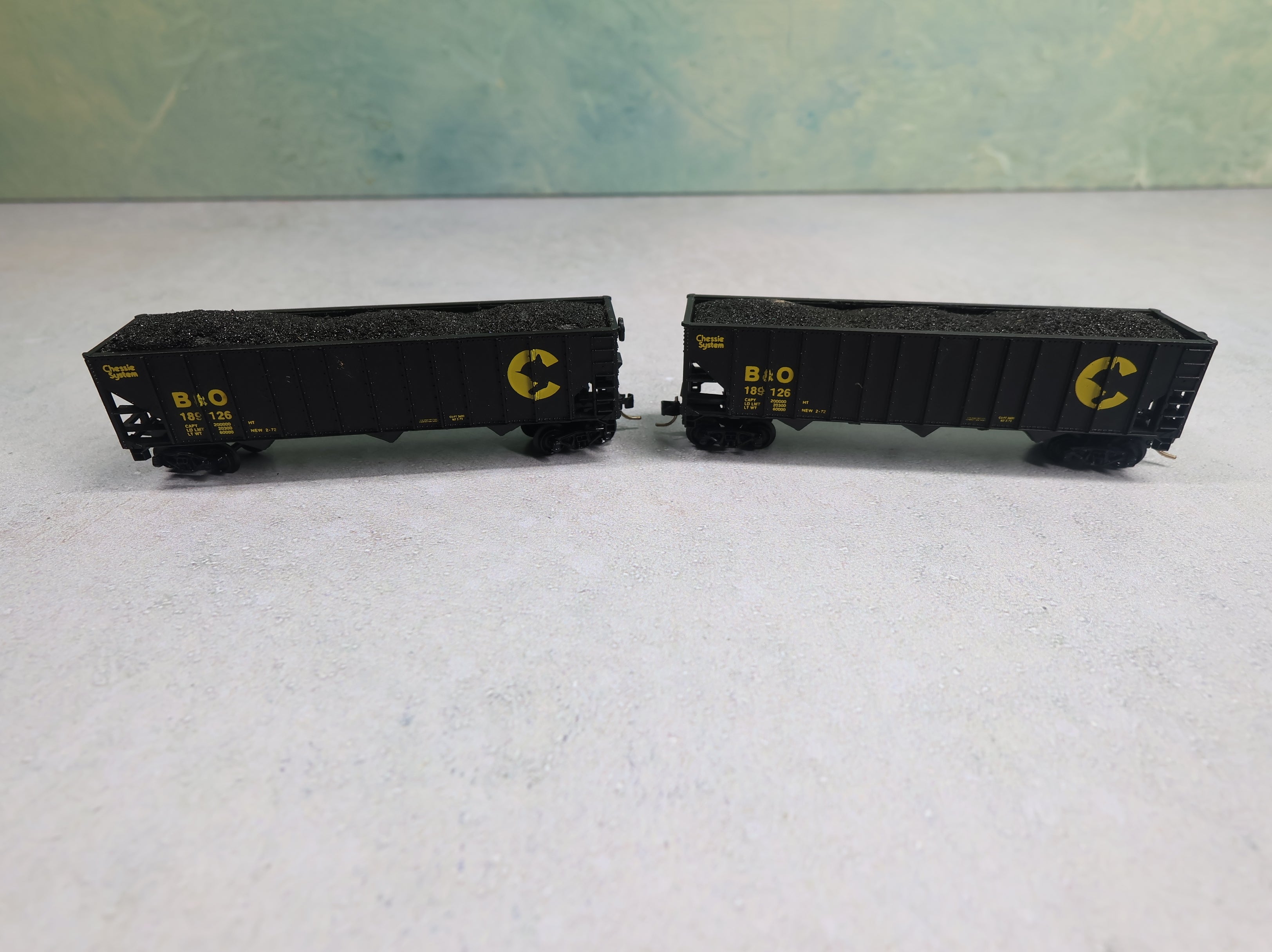 USED Life-Like N Scale 100 Ton 3 Bay Hopper Chessie System B&O #189126 w/ Coal, Knuckle Couplers (2 pcs)
