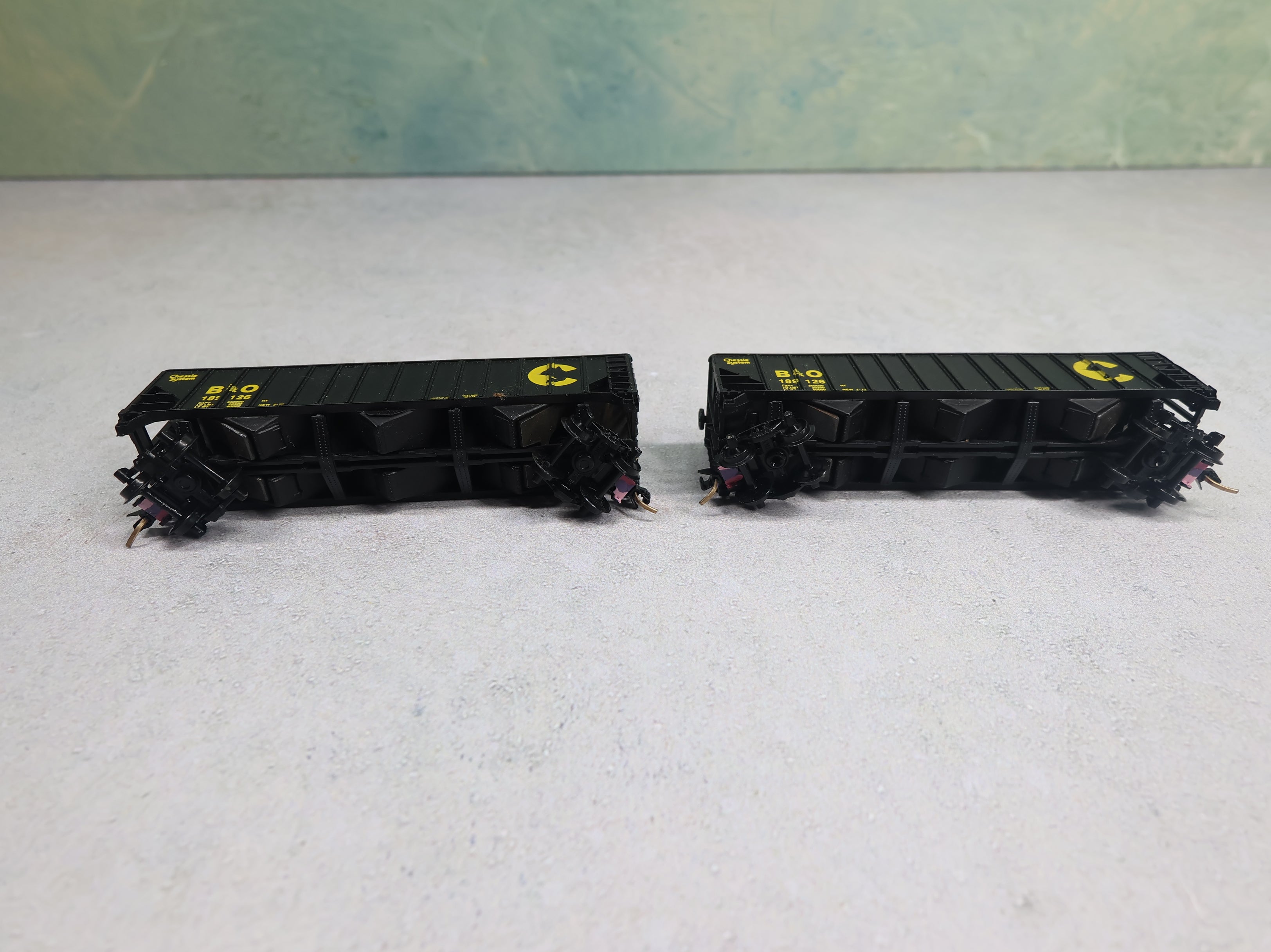 USED Life-Like N Scale 100 Ton 3 Bay Hopper Chessie System B&O #189126 w/ Coal, Knuckle Couplers (2 pcs)