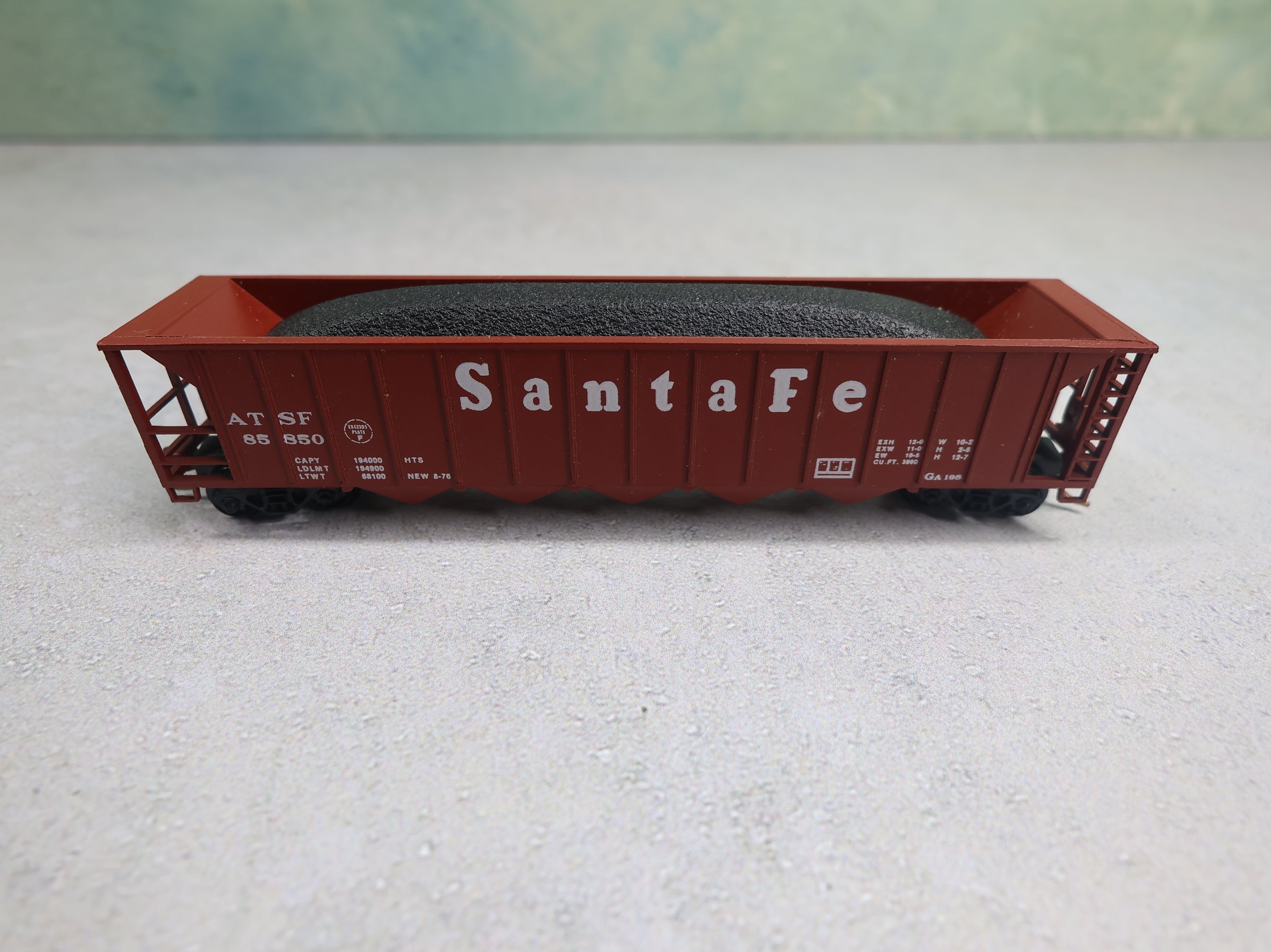 USED Unimate N Scale 5 Bay Hopper Santa Fe ATSF #85850 w/ Coal, Knuckle Couplers