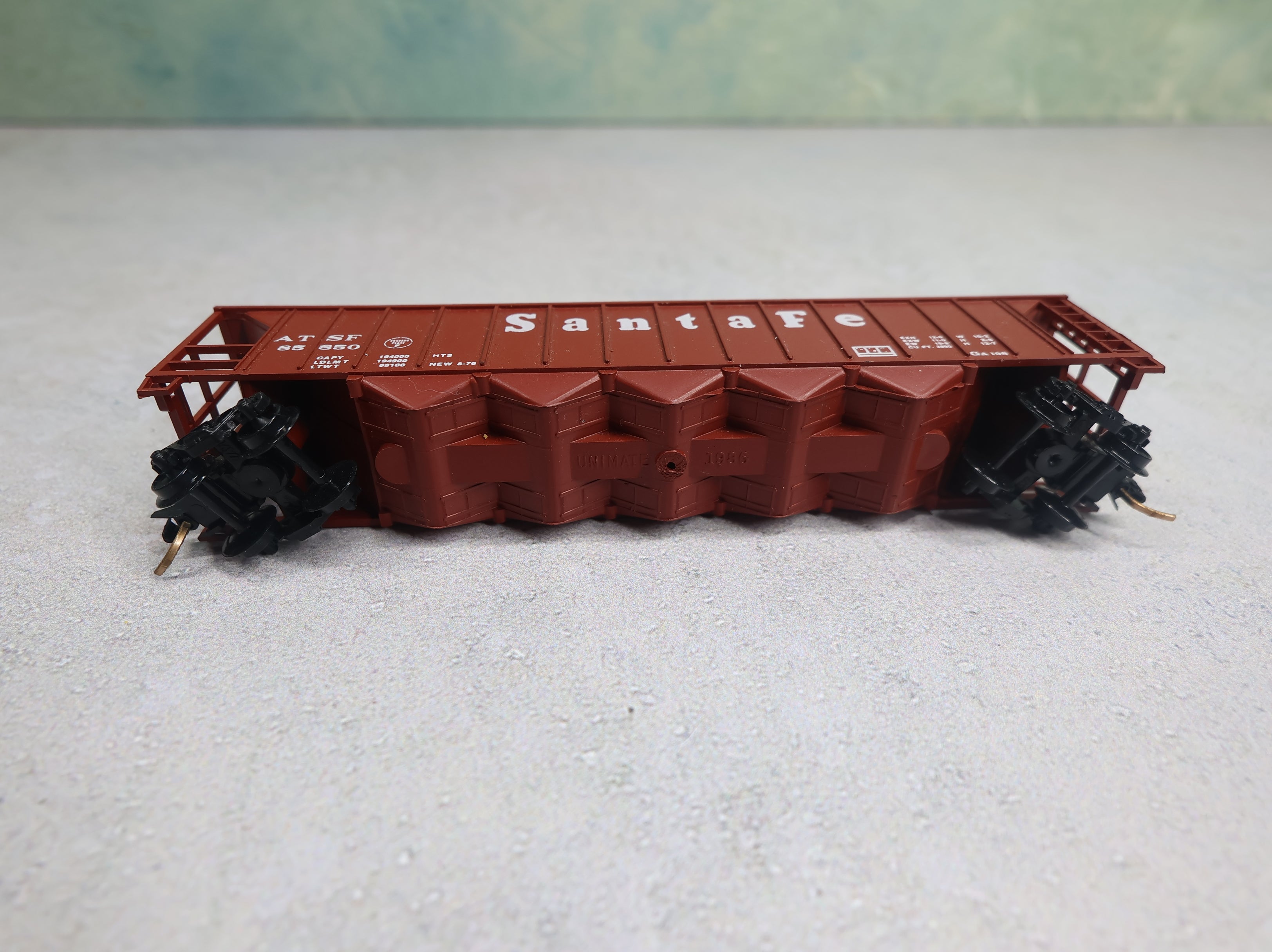 USED Unimate N Scale 5 Bay Hopper Santa Fe ATSF #85850 w/ Coal, Knuckle Couplers